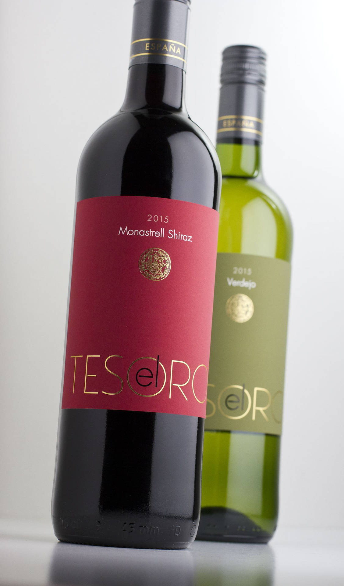 El Tesoro Monastrell Shiraz And Verdejo Wine Background