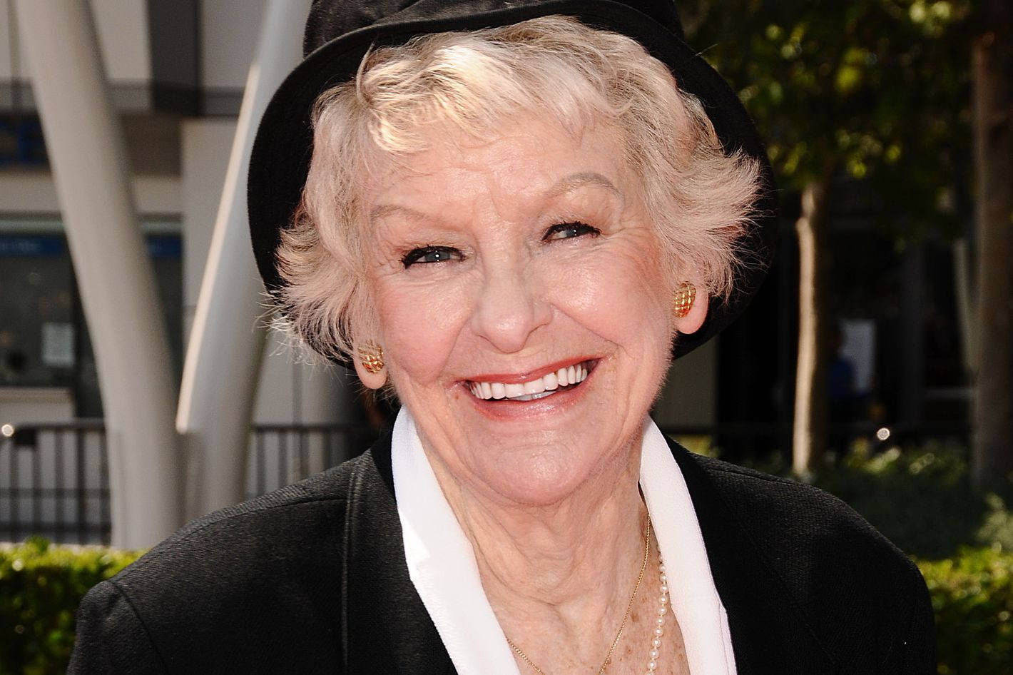 Elaine Stritch Blonde Actress Smile Background