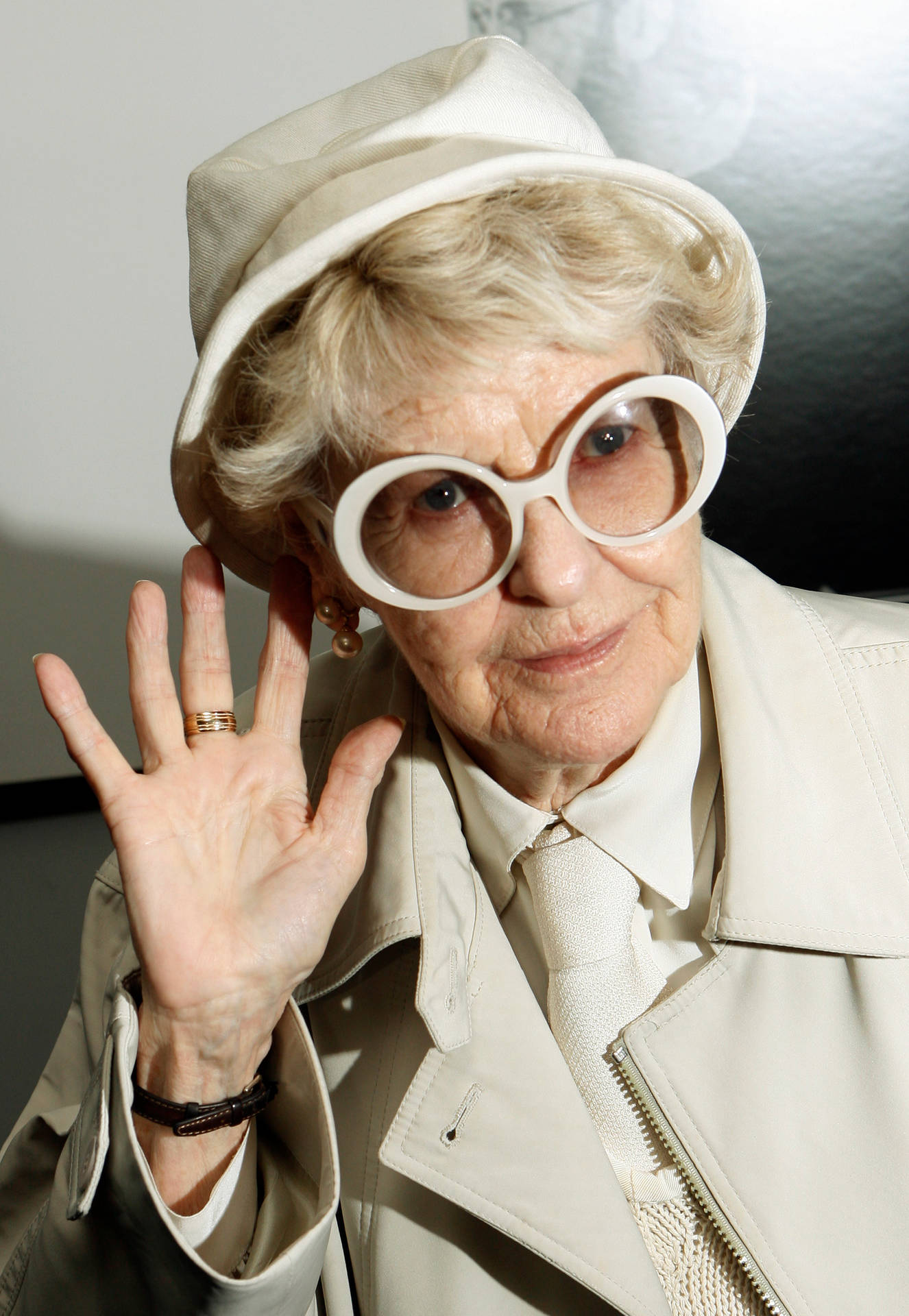 Elaine Stritch Waving In All-white Outfit Background