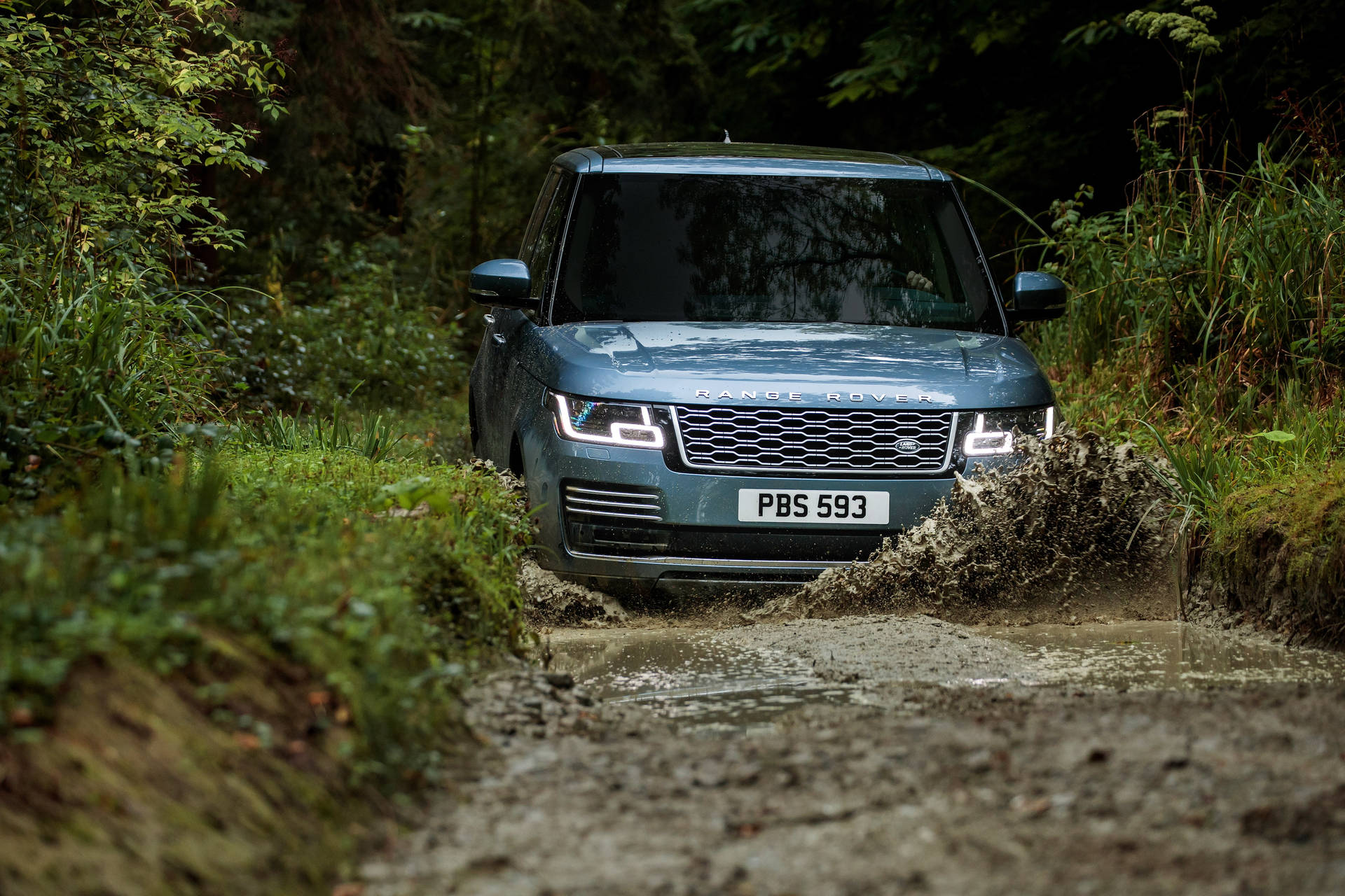 Elegance In Ruggedness - The 4k Range Rover Battling Diverse Terrains Background