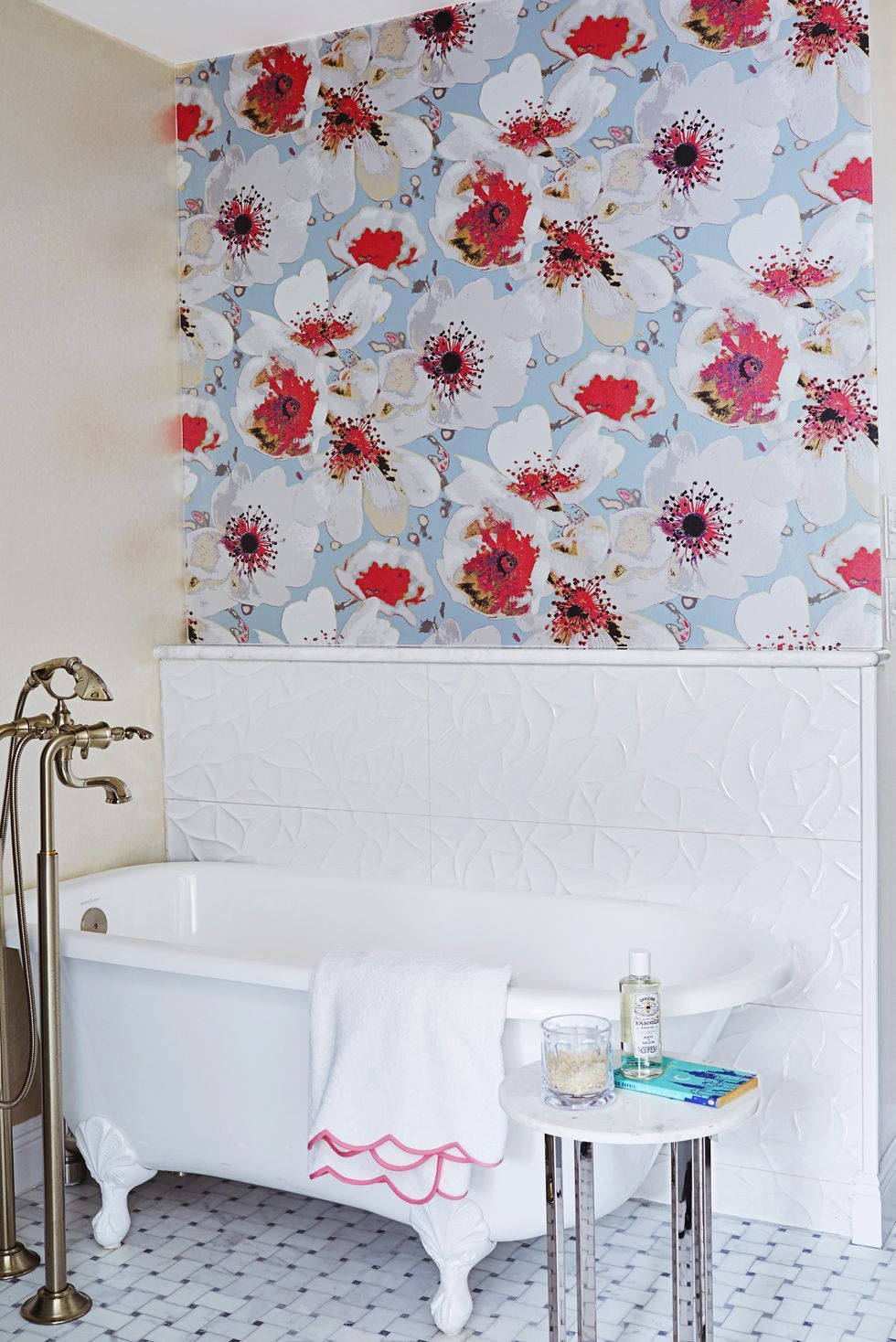 Elegance In Simplicity: A Pristine White Bathtub Against Flowery Wallpaper