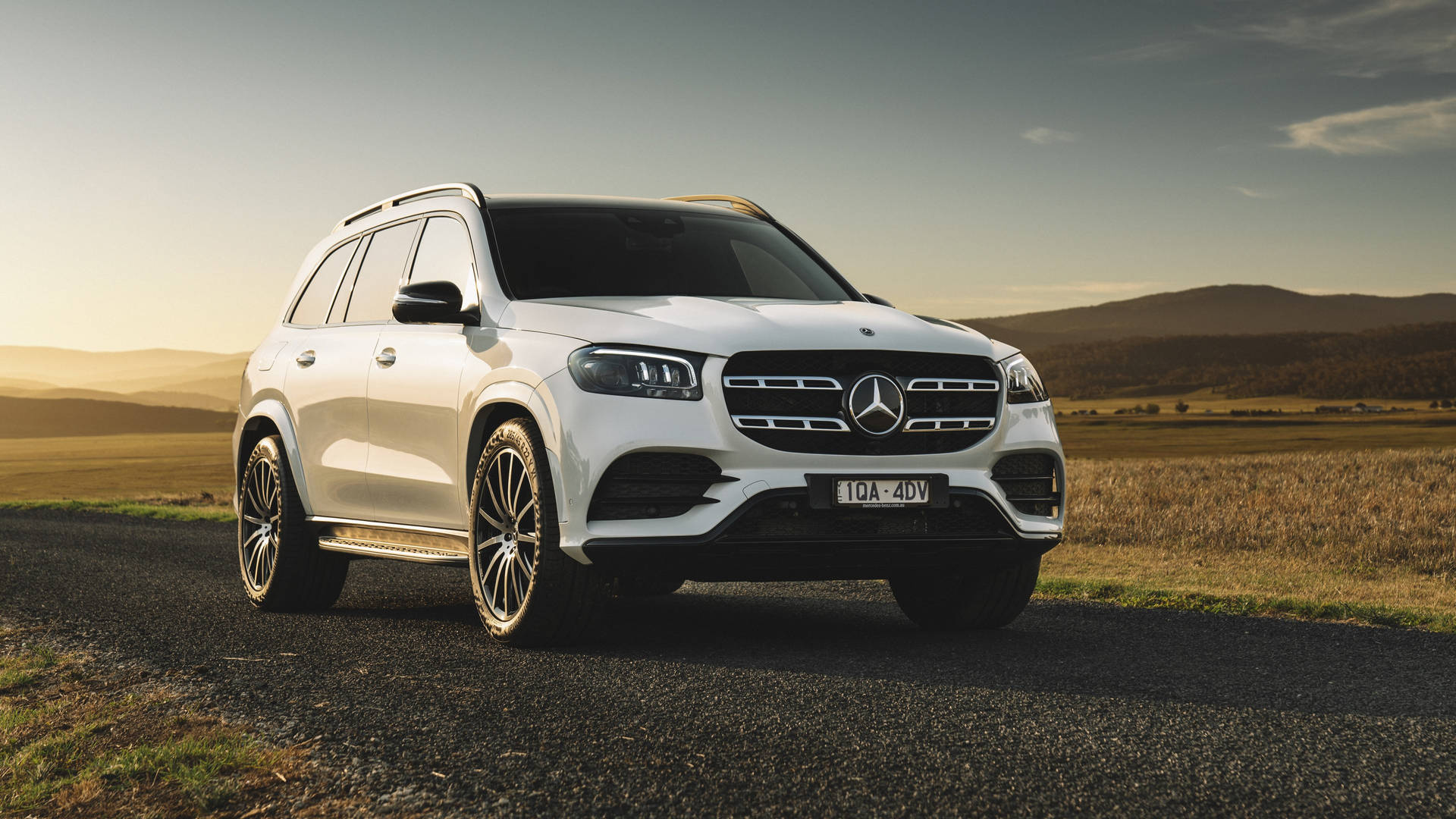 Elegant 2020 Mercedes-benz Gls In Pristine White Background