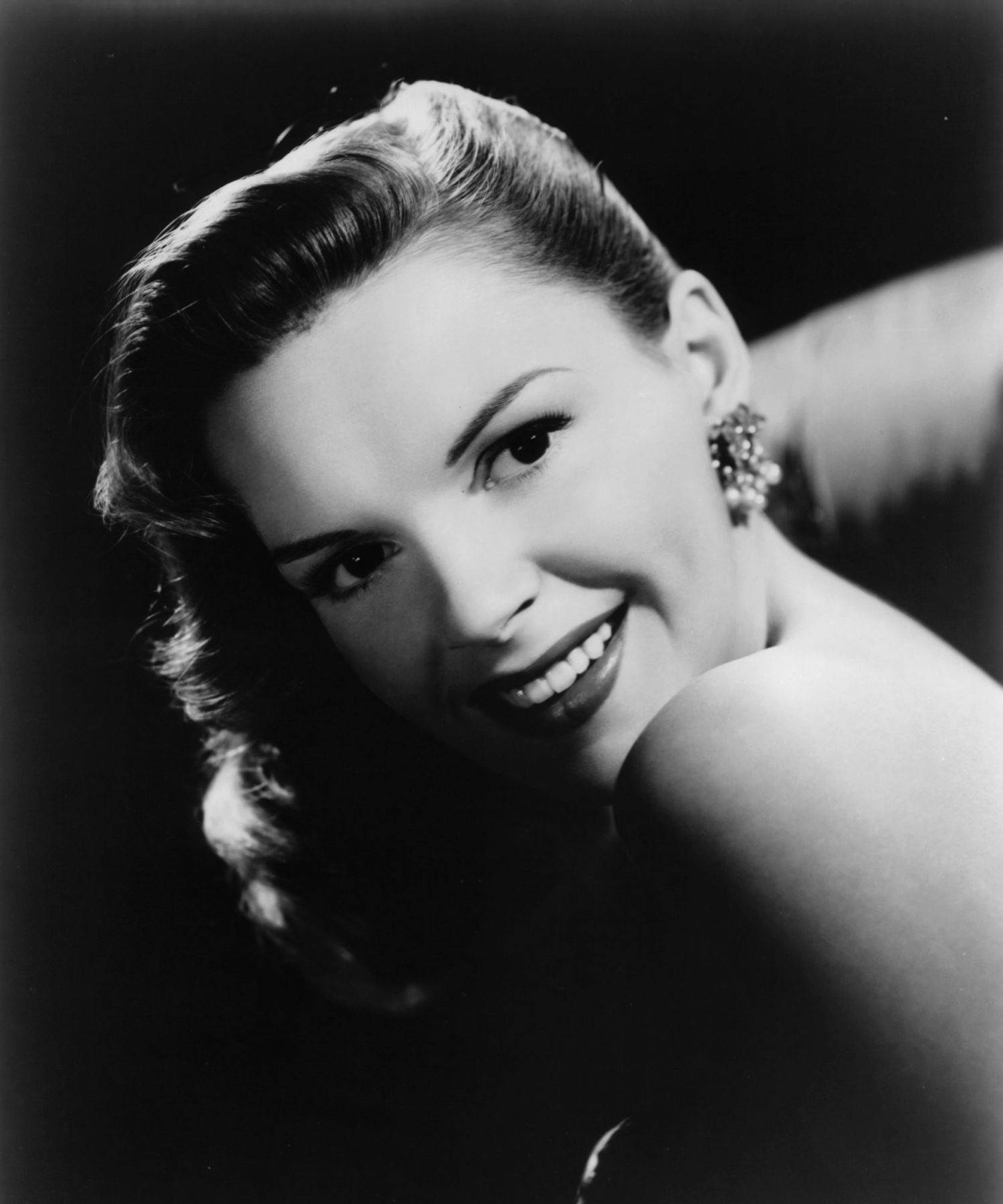 Elegant And Sexy Hollywood Actress Judy Garland Background