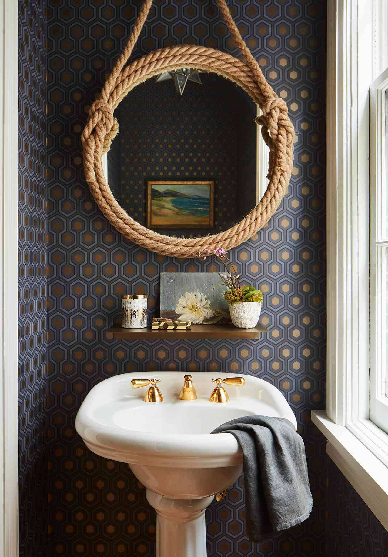 Elegant Bathroom With Rope Frame Round Mirror