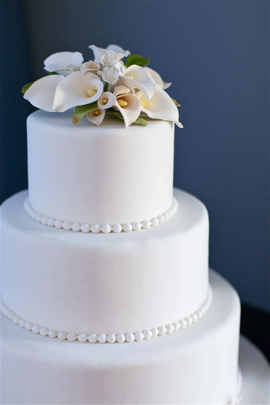 Elegant Calla Lily White Wedding Cake Background