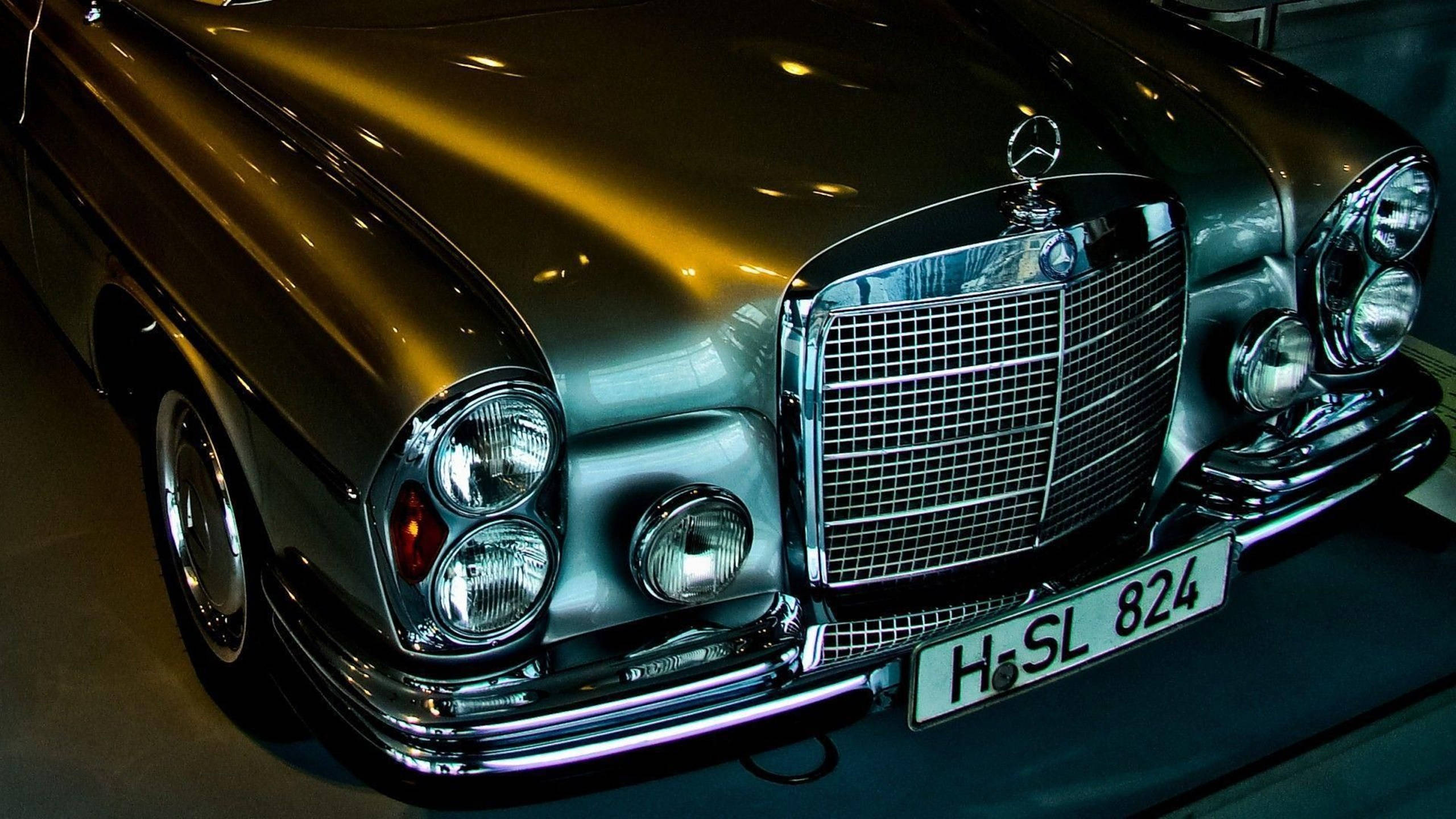Elegant Classic Mercedes-benz In High Definition