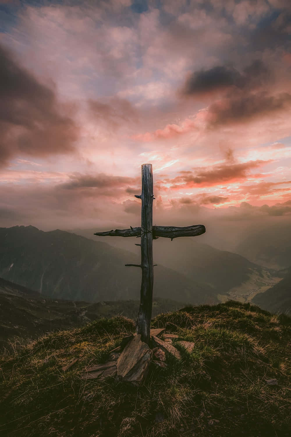 Elegant Grunge Cross With Intricate Detail Background