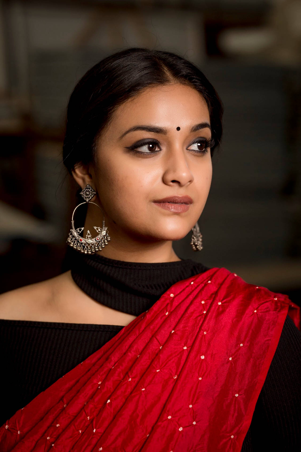 Elegant Keerthi Suresh In Red And Black Saree Background