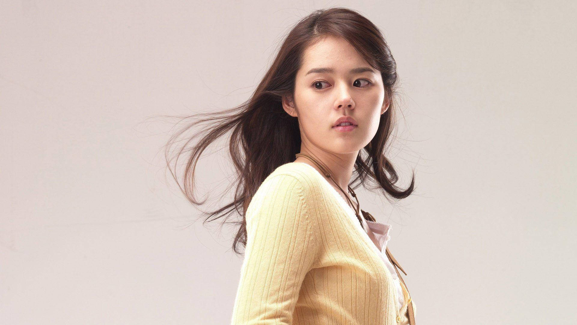 Elegant Korean Girl, Han Ga-in, Radiating Youthful Charm Background