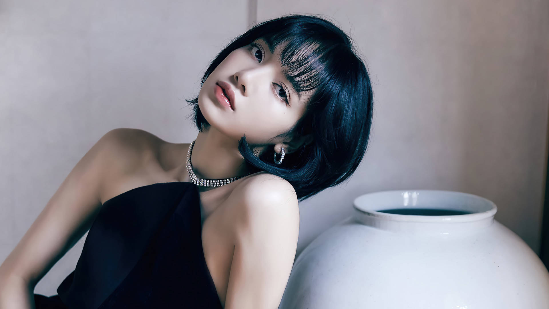 Elegant Lisa K Pop Idol Background