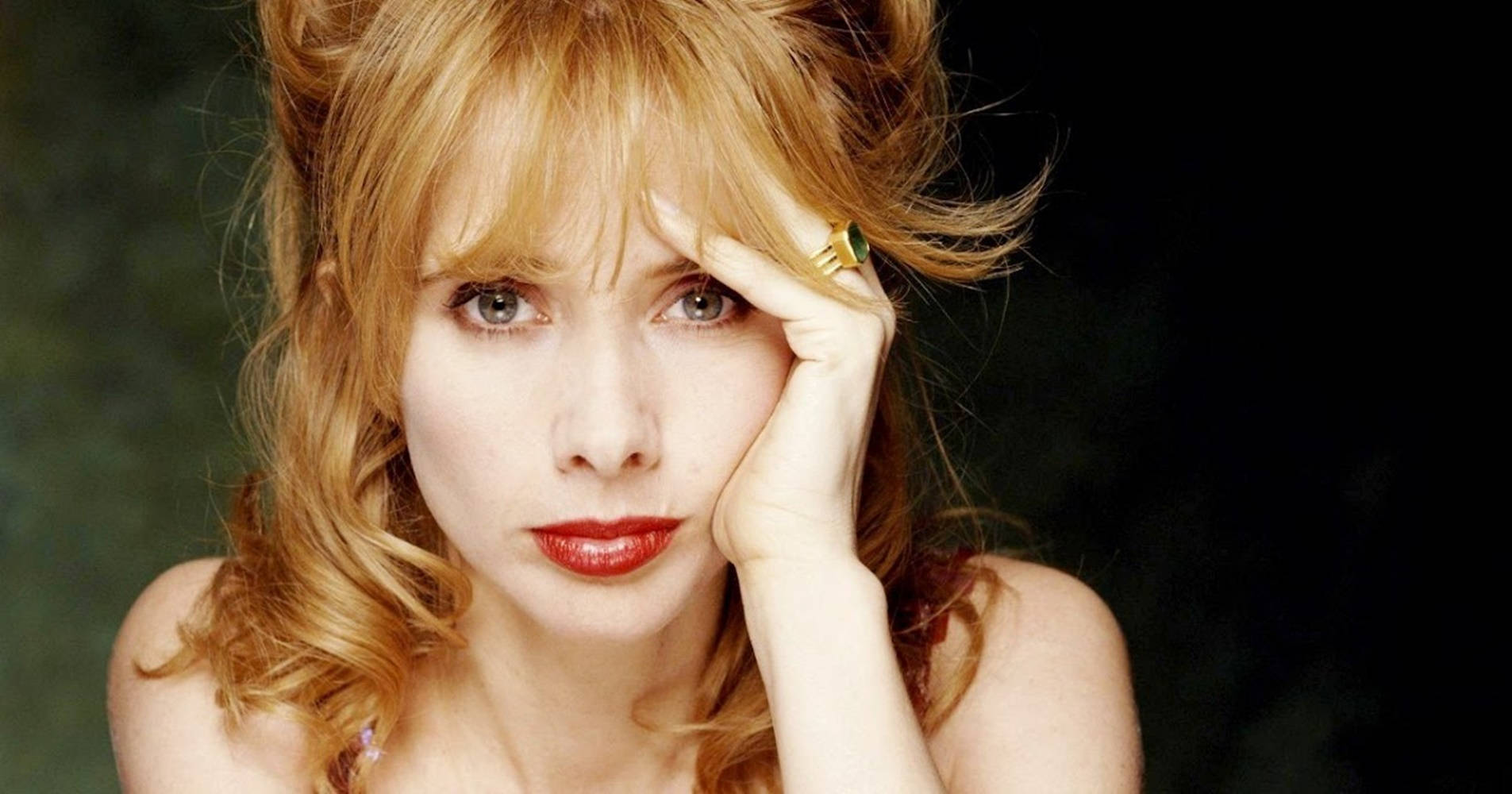 Elegant Portrait Of Rosanna Arquette Background