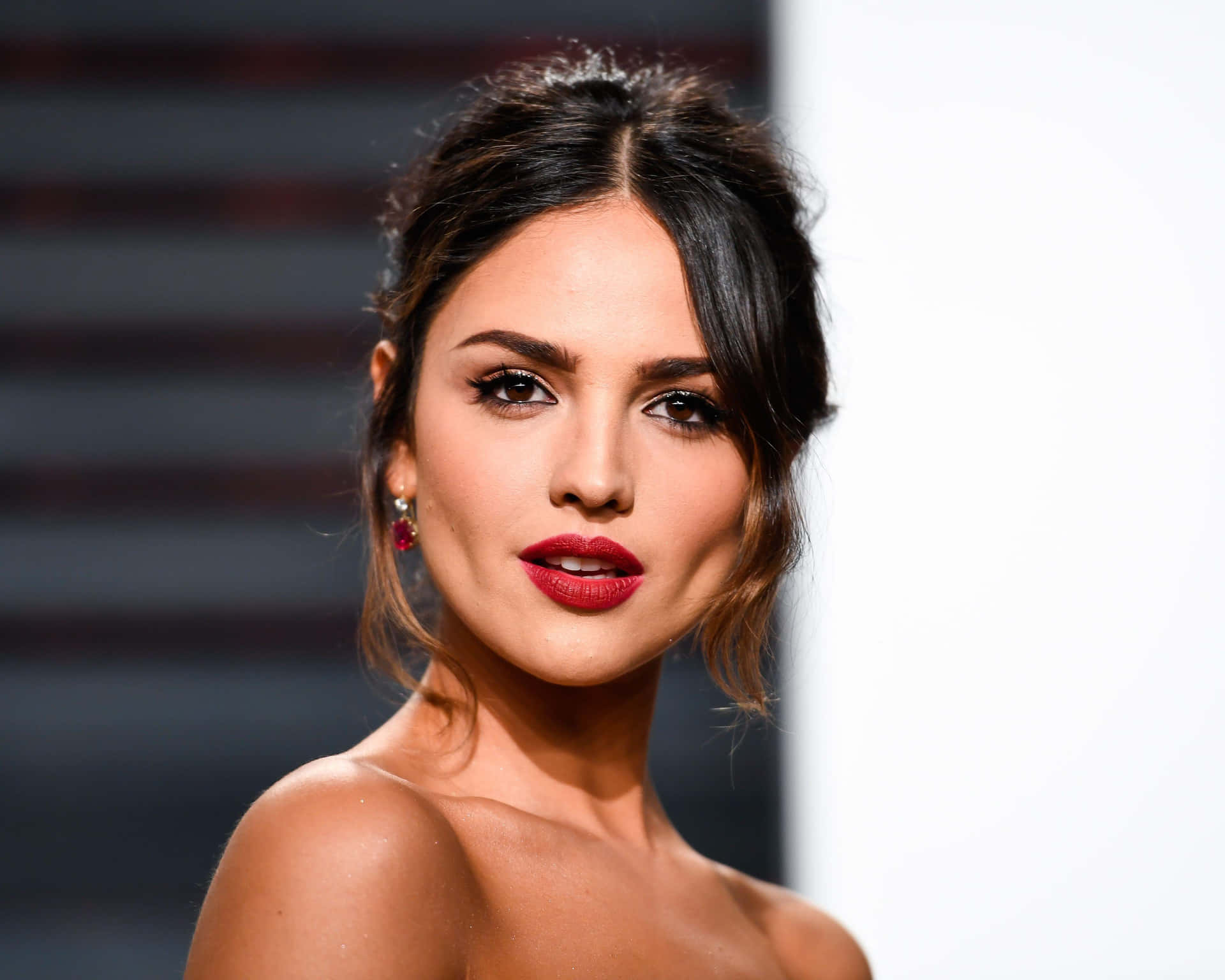 Elegant Red Carpet Look Eiza Gonzalez