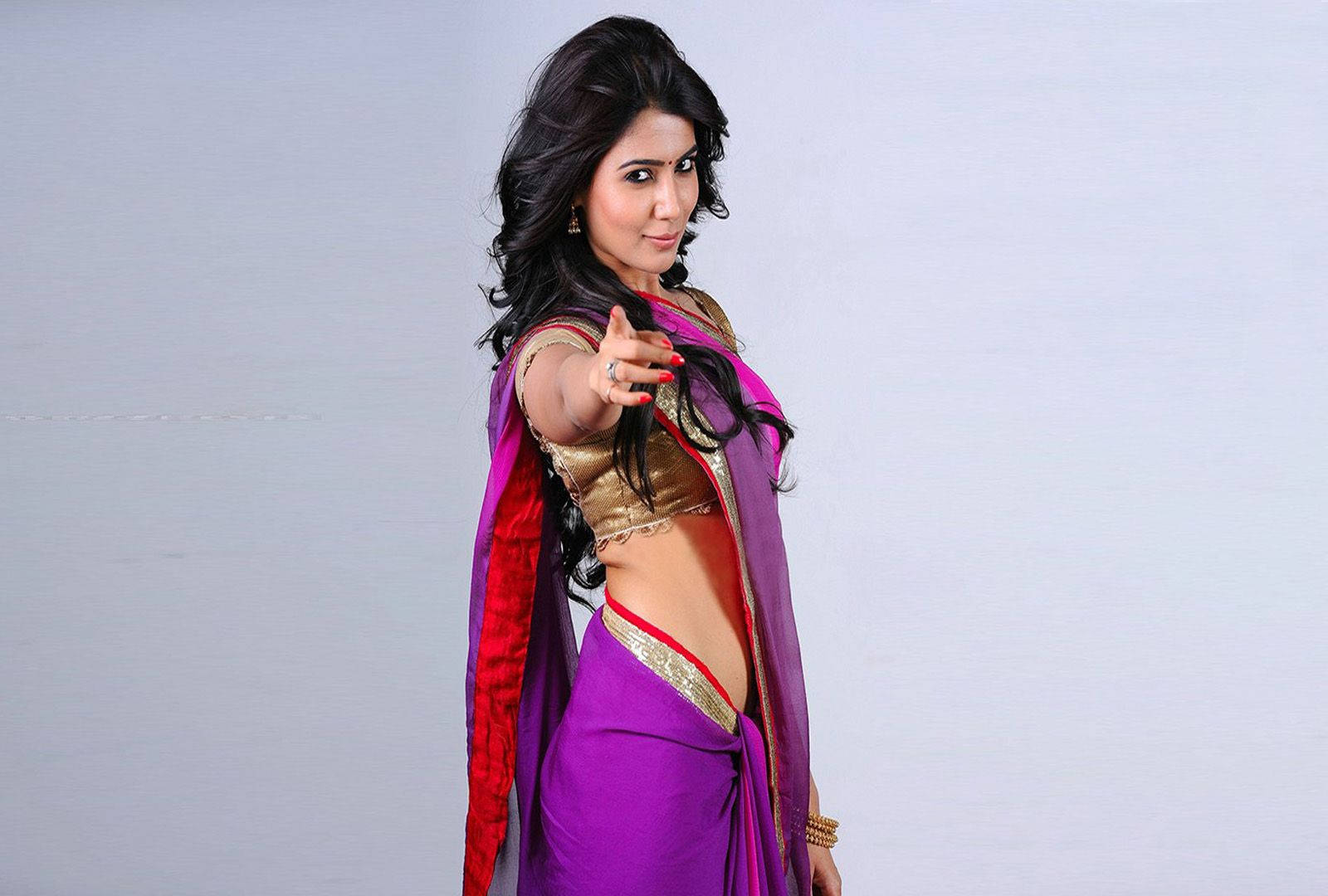 Elegant Samantha In A Purple Saree Background