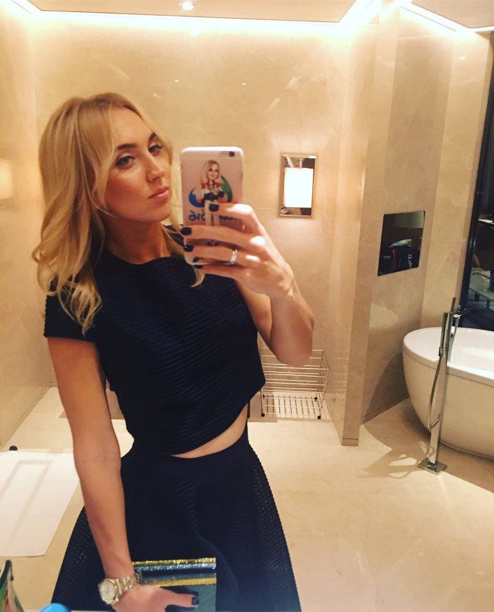 Elena Vesnina Mirror Selfie Background