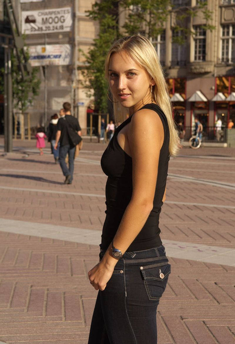 Elena Vesnina Side Pose Background