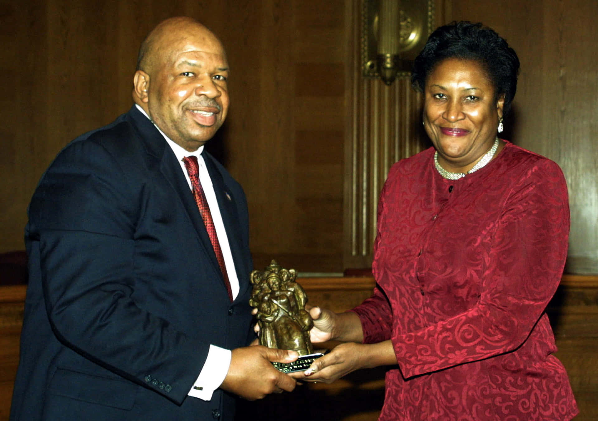 Elijah Cummings Receiving A Golden Trophy Background