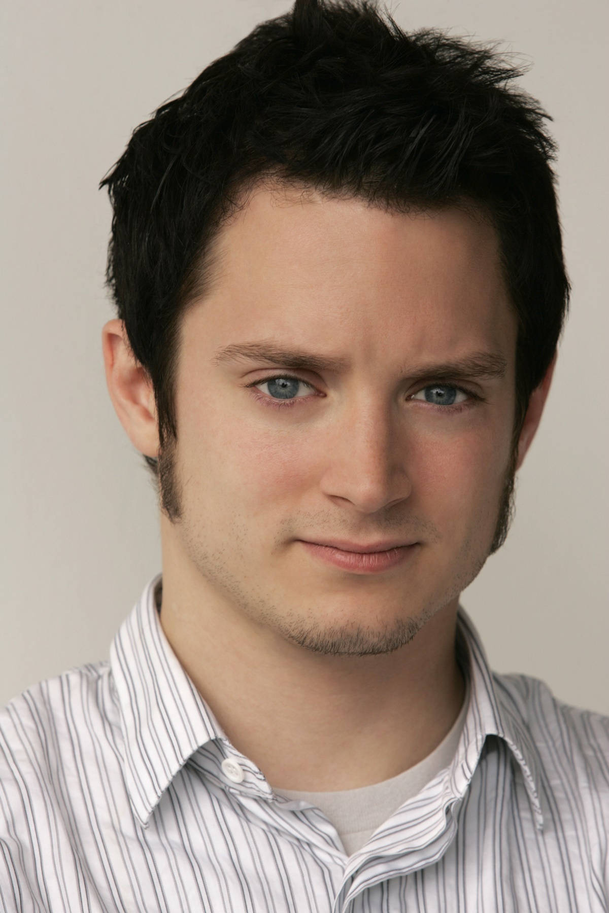 Elijah Wood Fair Skin And Blue Eyes Background