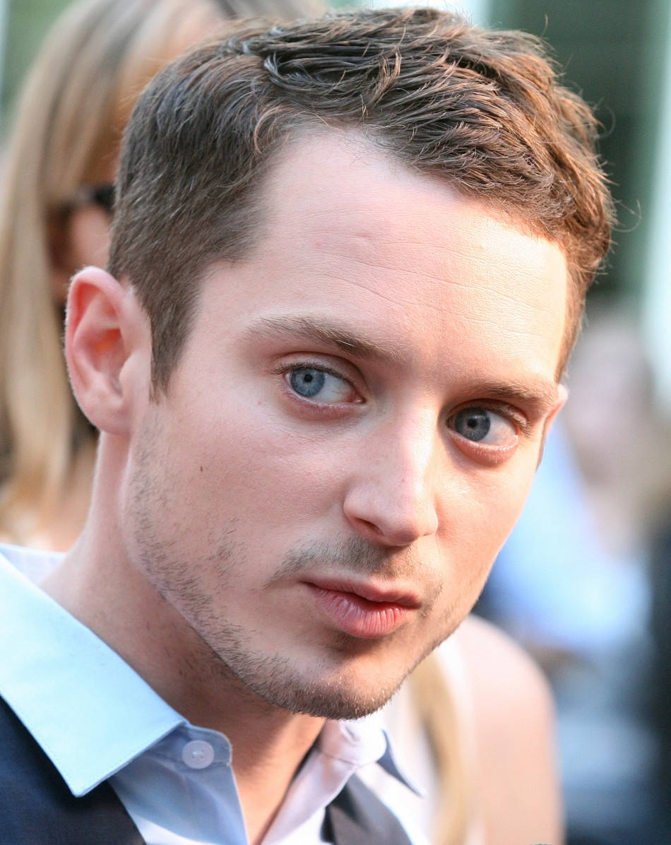 Elijah Wood Glowing Fair Skin Background