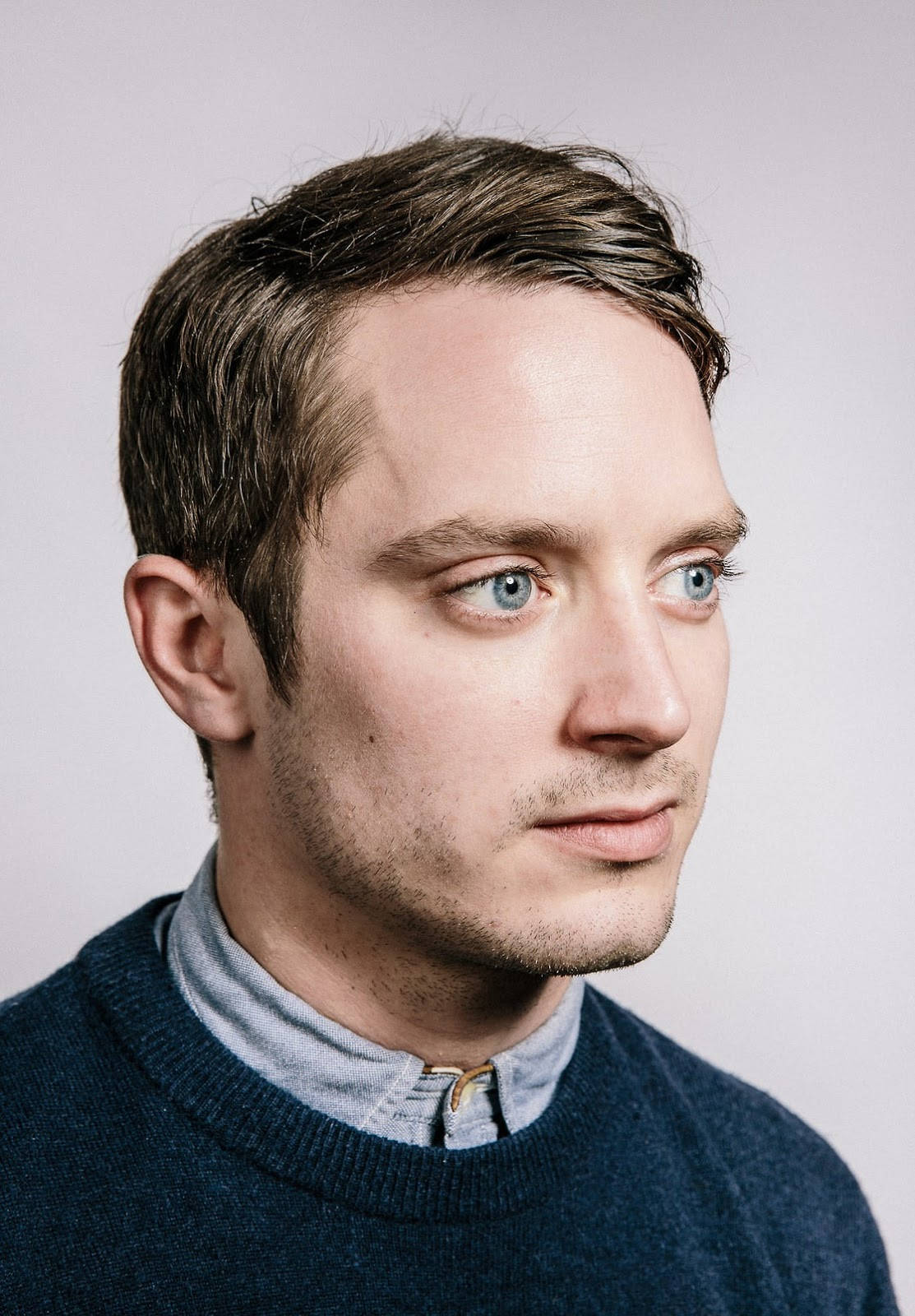 Elijah Wood In A Candid Monochrome Scheme Background