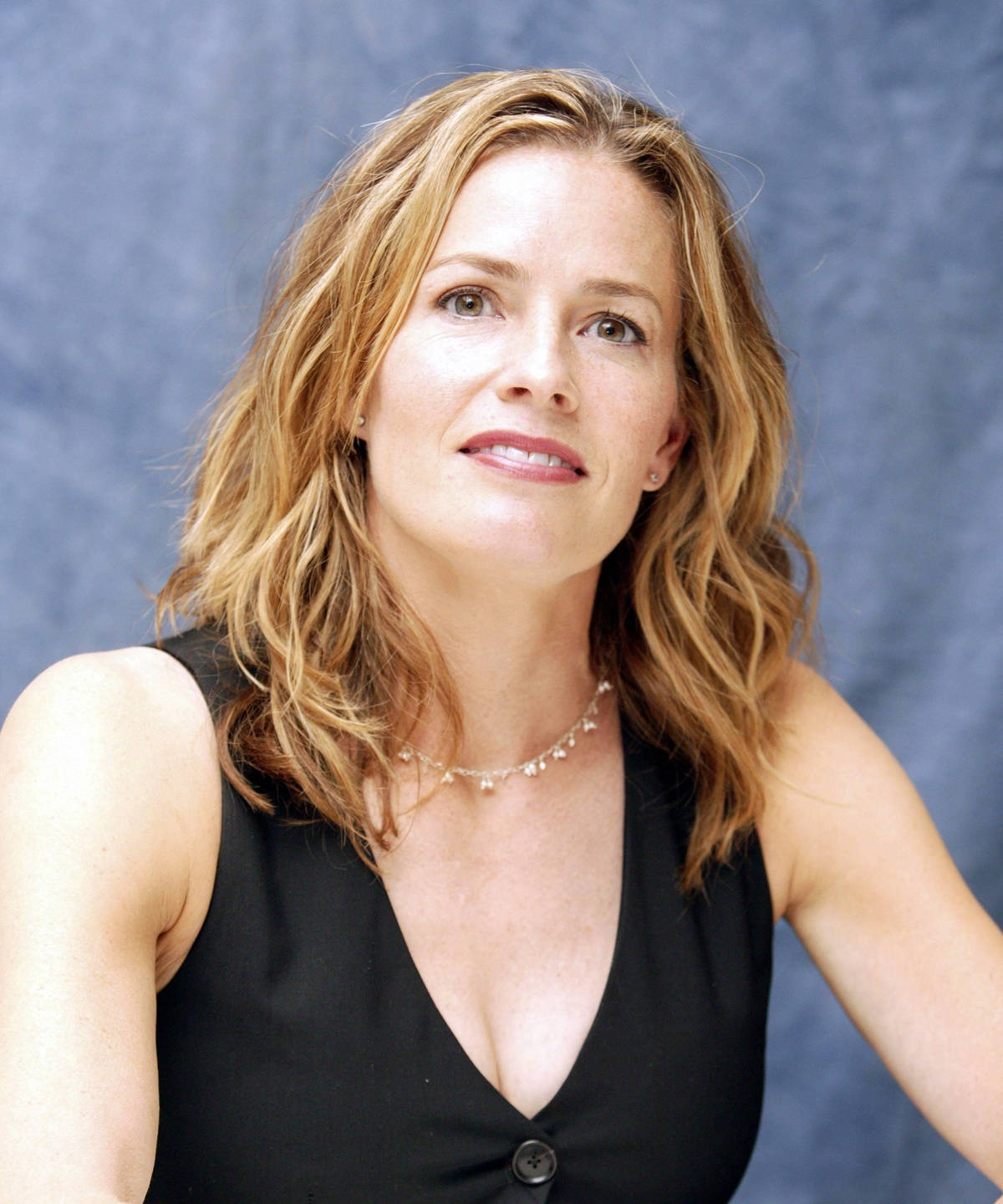 Elisabeth Shue Displaying Radiance With A Heartwarming Smile. Background