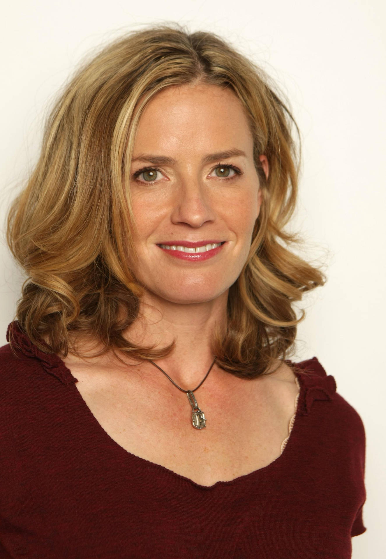 Elisabeth Shue Smiling While Looking In Front In White Background Background