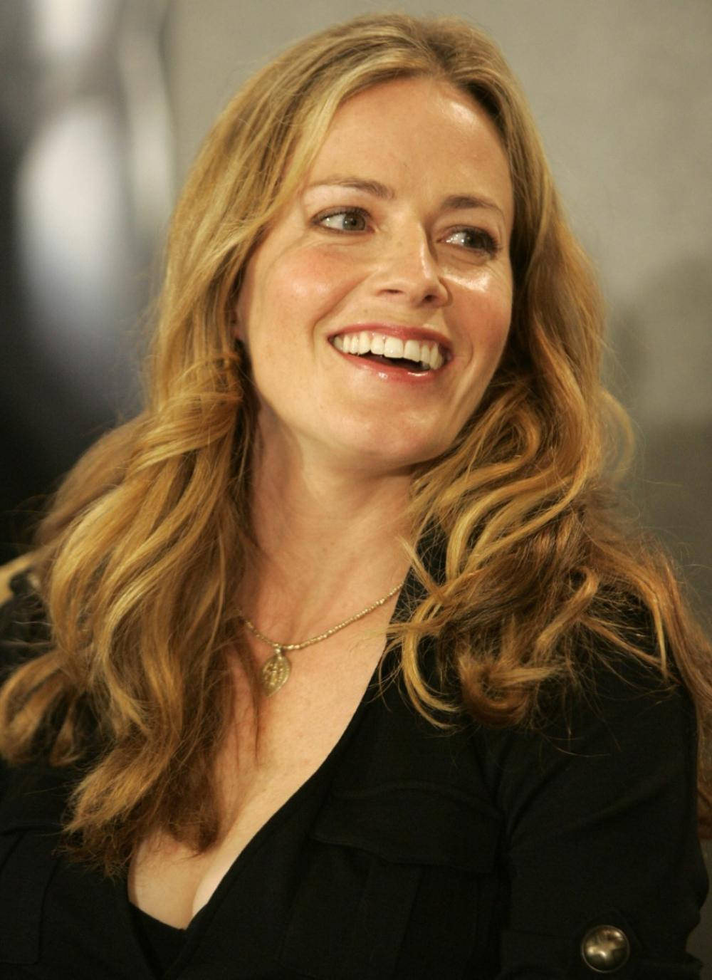 Elisabeth Shue With Long Dark Blonde Hair Smiling Background