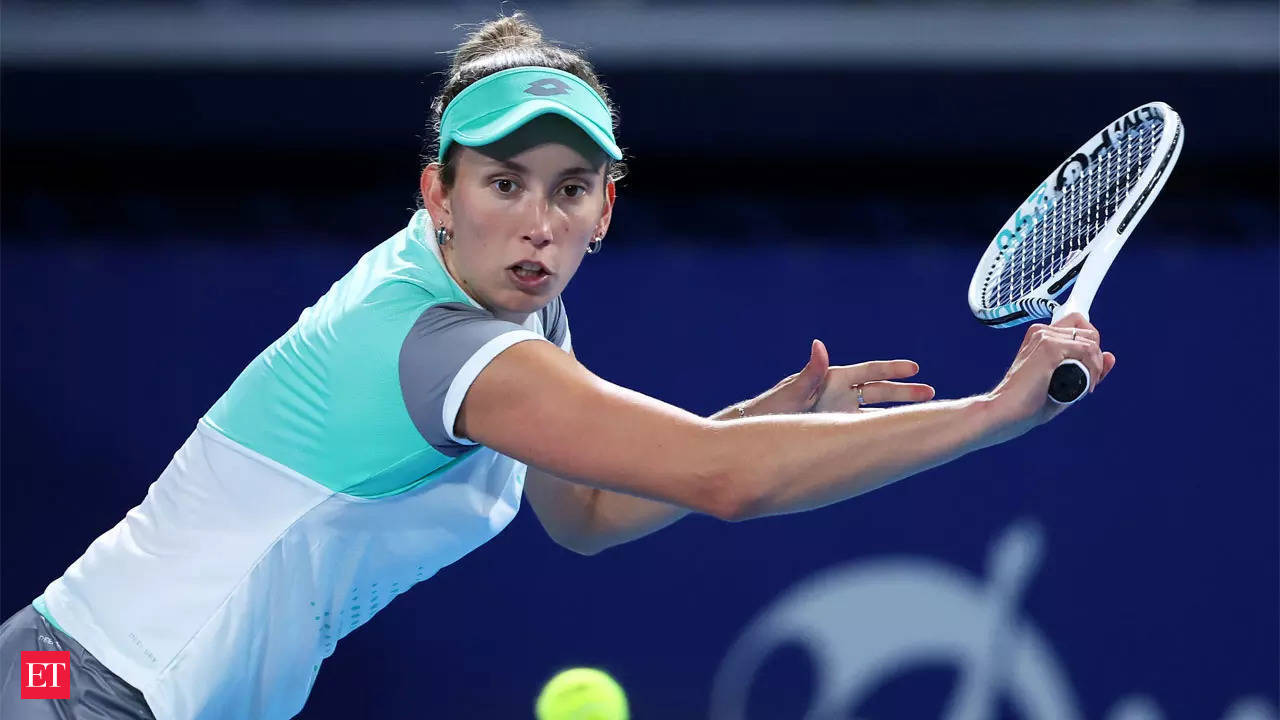 Elise Mertens Focused Look Background