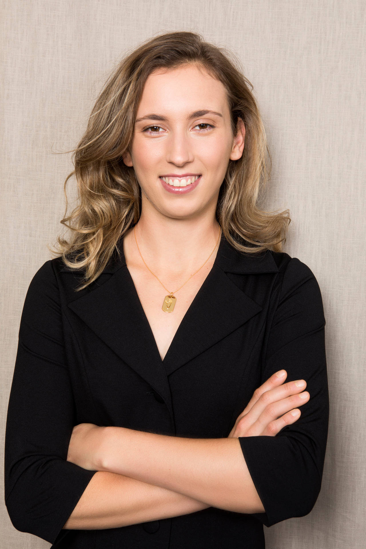 Elise Mertens Smiling Arms Crossed Background