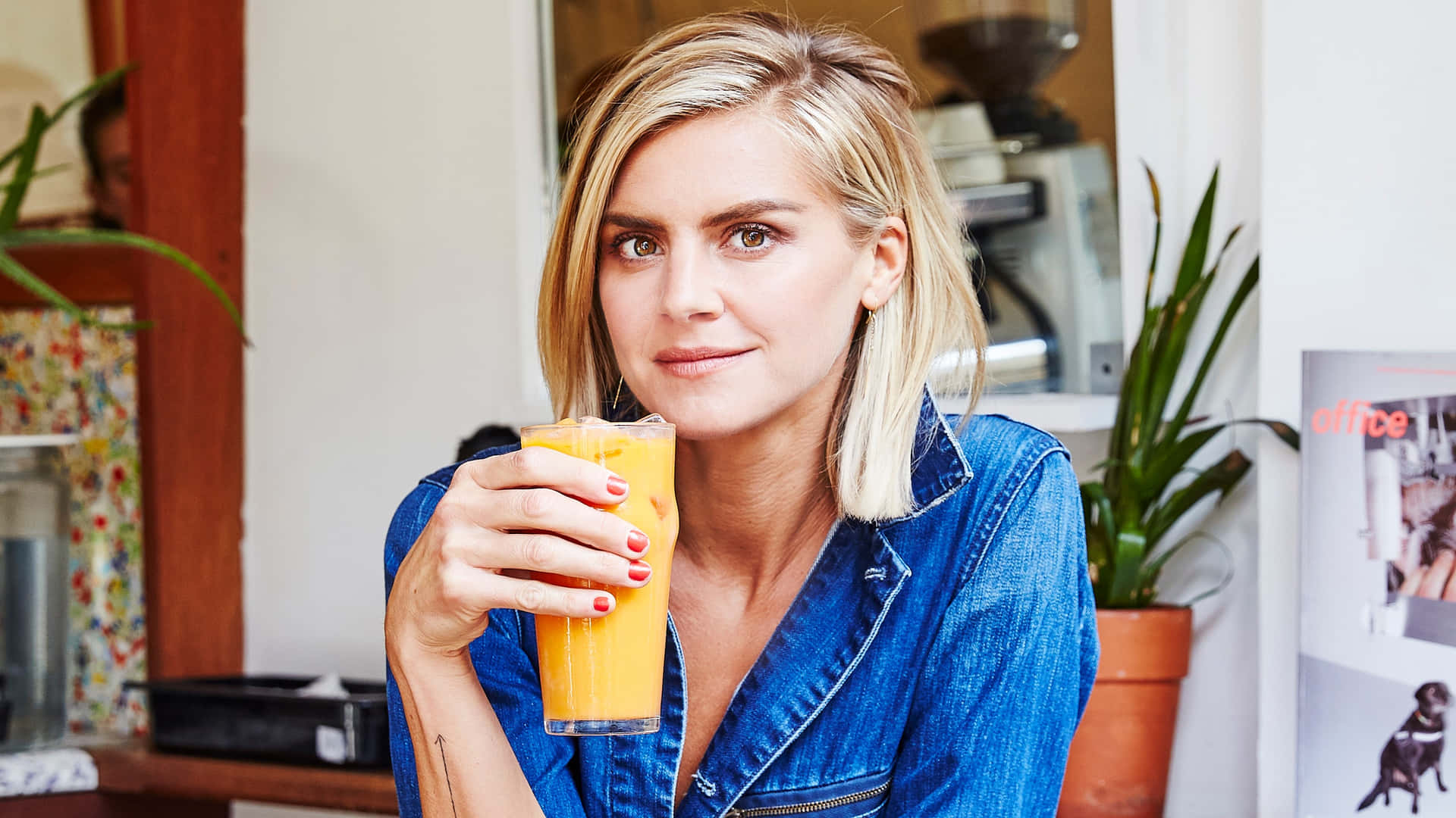 Eliza Coupe Posing In A Stylish Outfit Against A Picturesque Backdrop Background