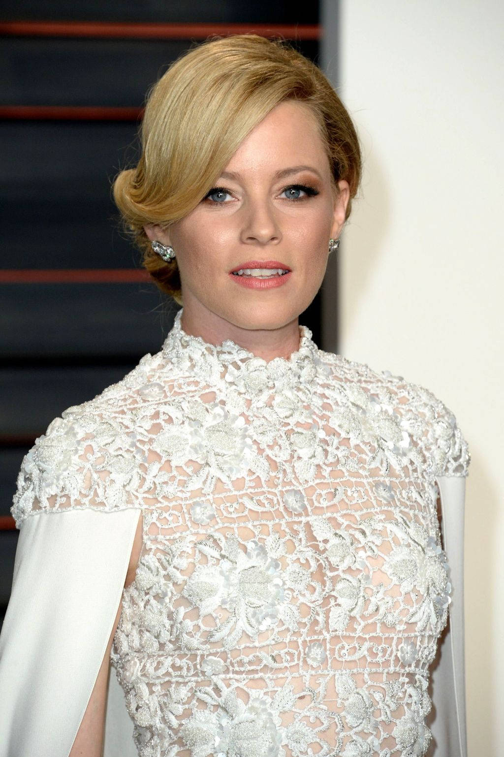 Elizabeth Banks White Couture Dress Background