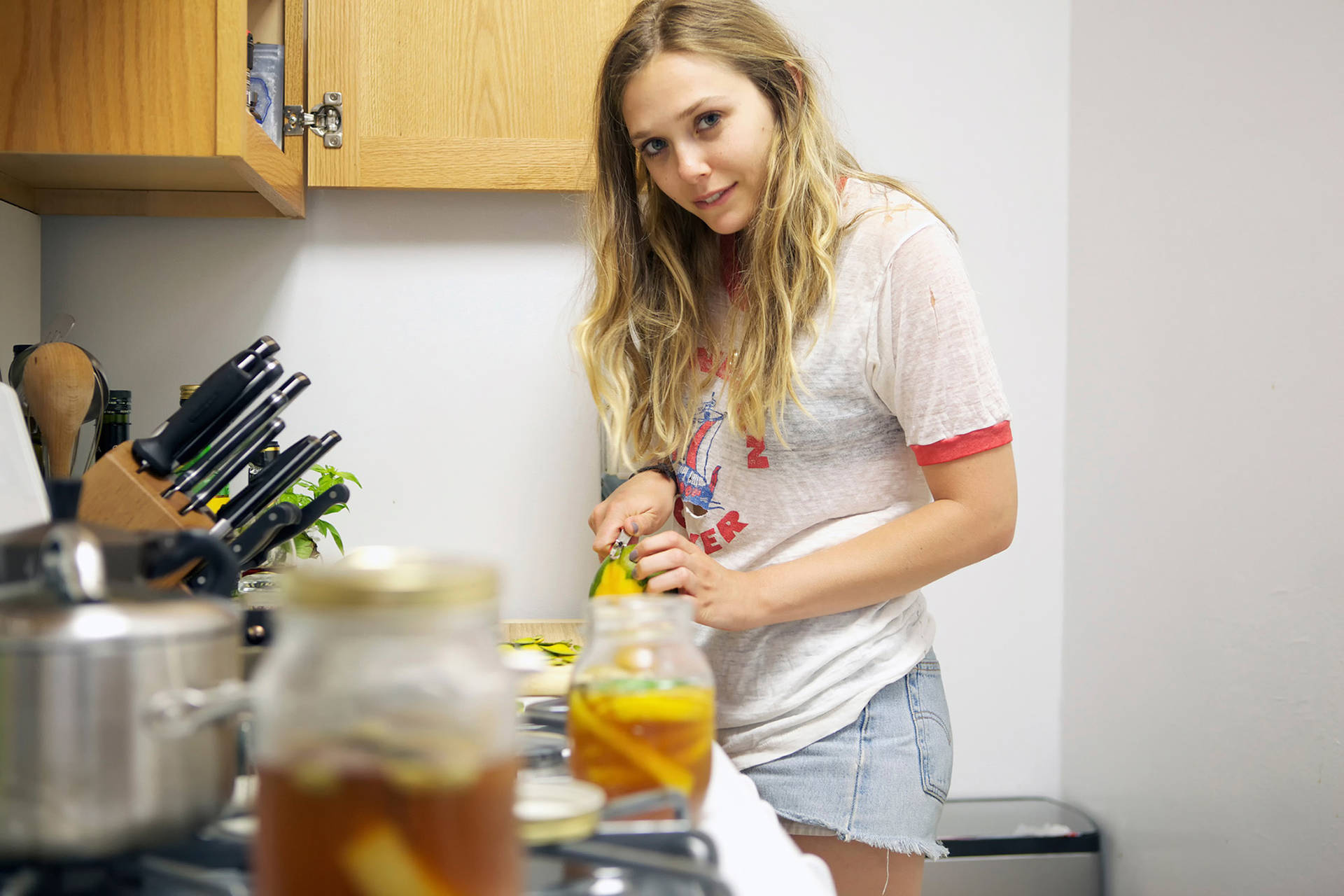 Elizabeth Olsen Cooking At Home Background
