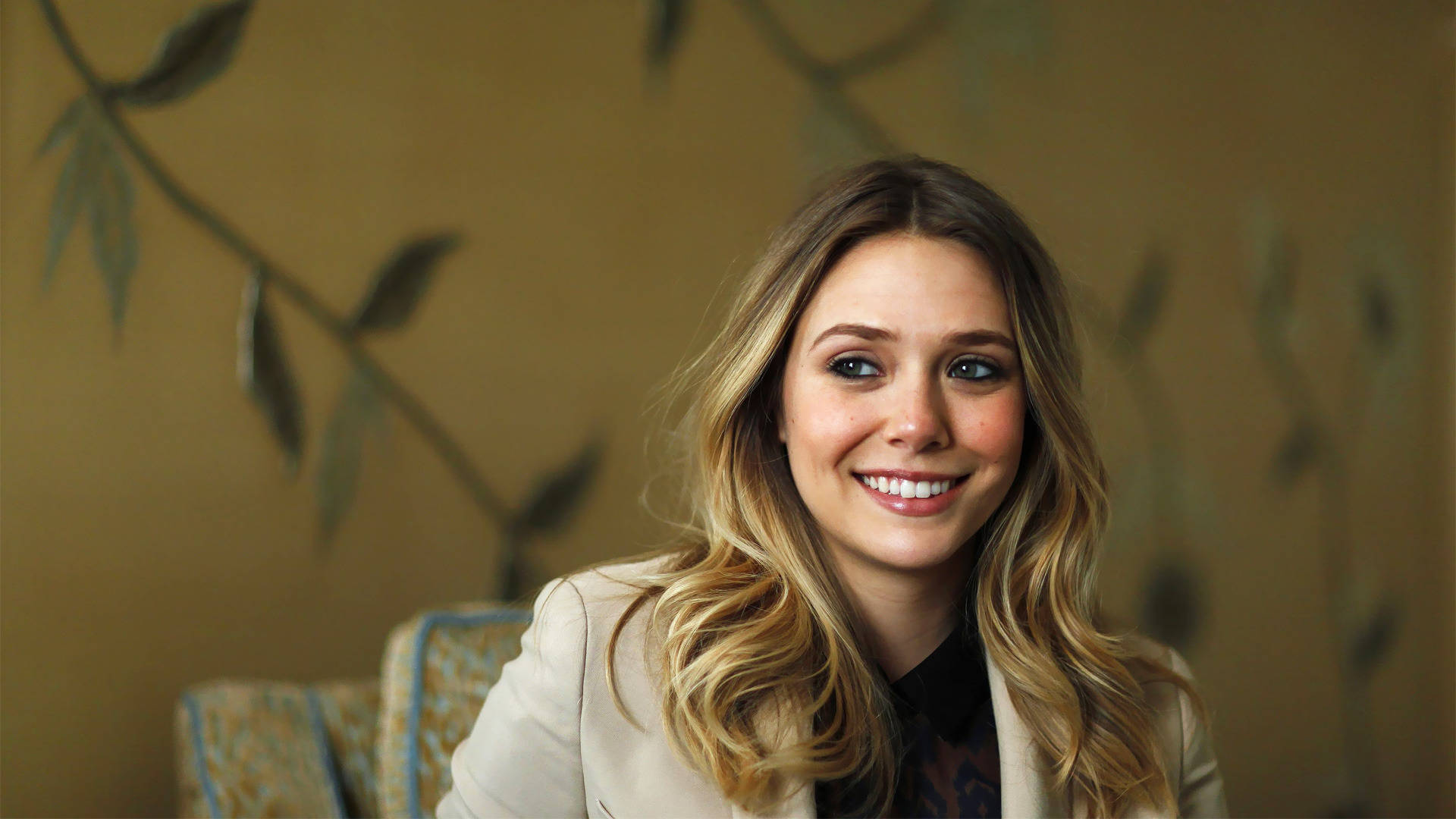 Elizabeth Olsen Stunning Smile Background
