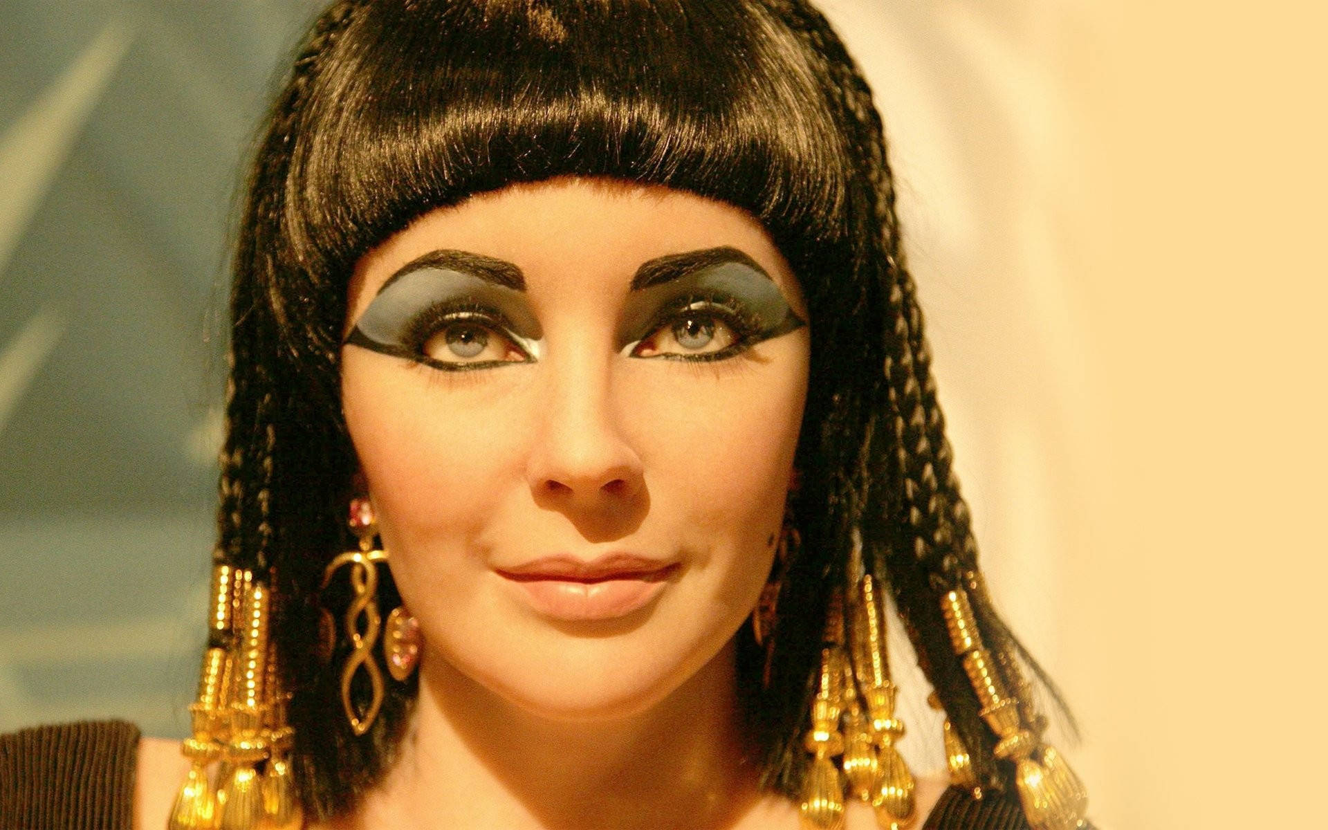Elizabeth Taylor As Cleopatra Background