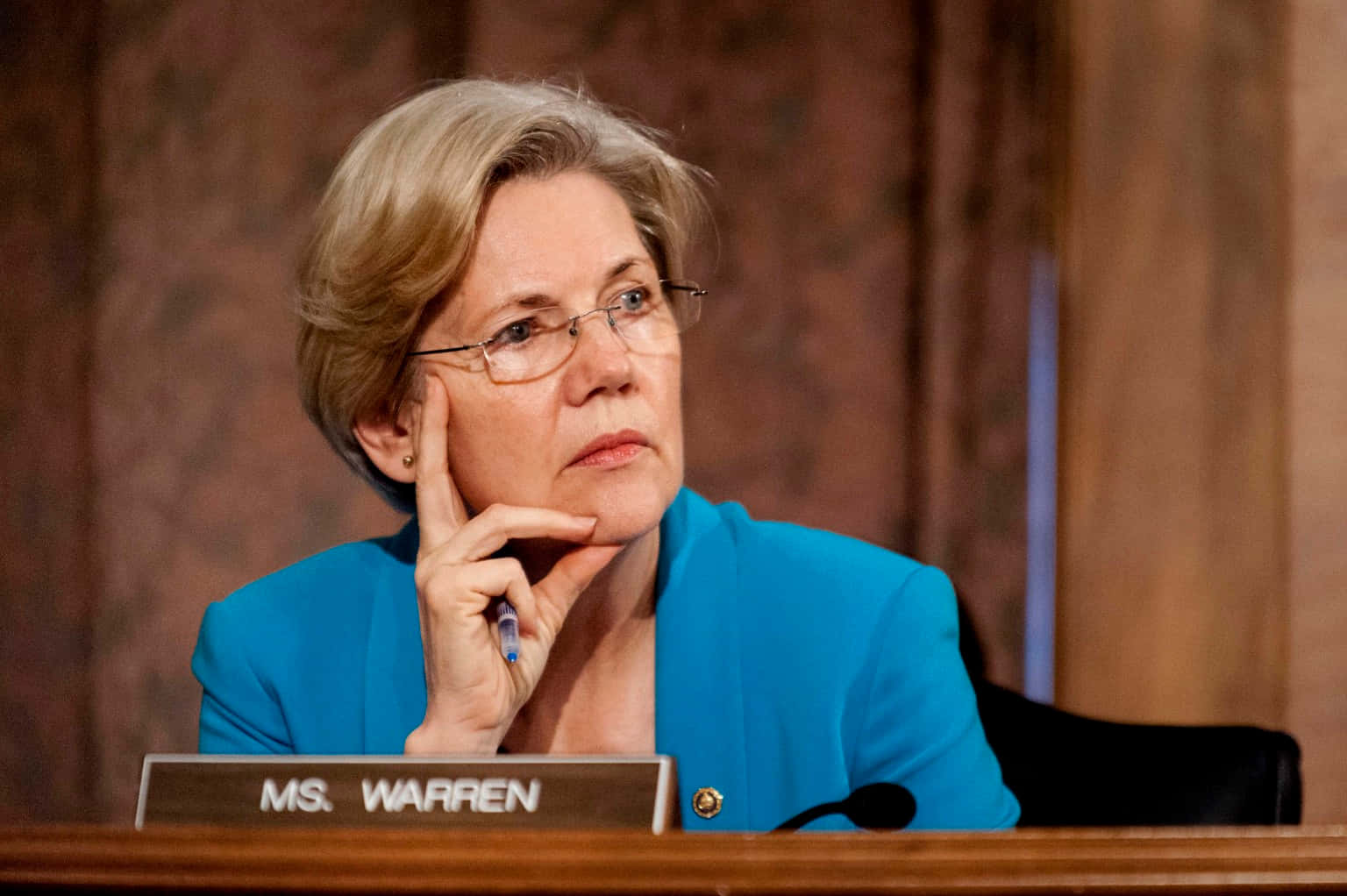 Elizabeth Warren Addressing In The Senate Chamber. Background