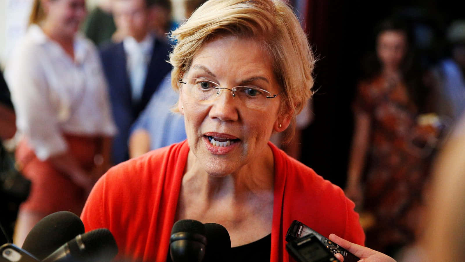 Elizabeth Warren Talking With Reporters Background