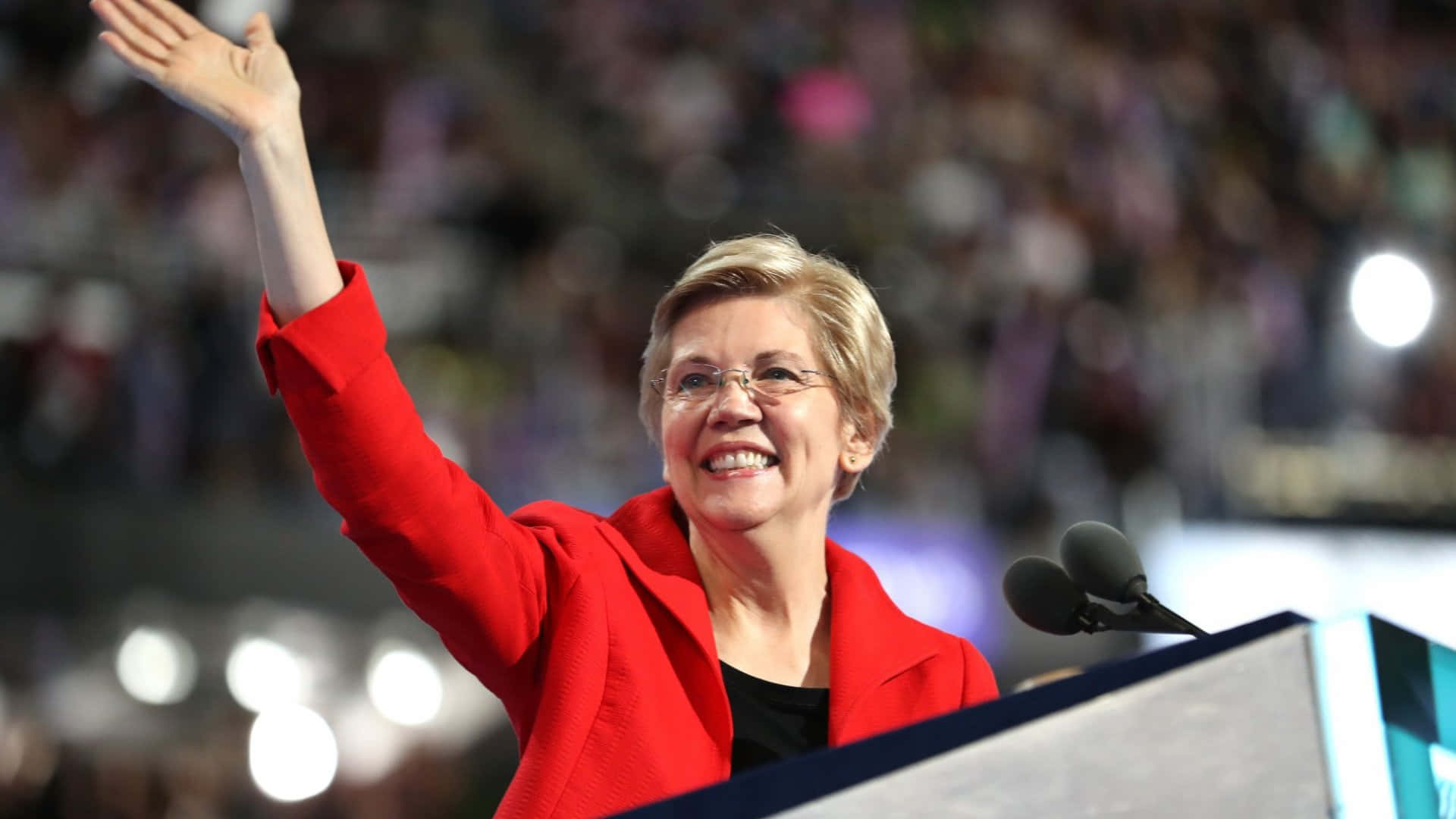 Elizabeth Warren Waving At The Democratic National Convention Background