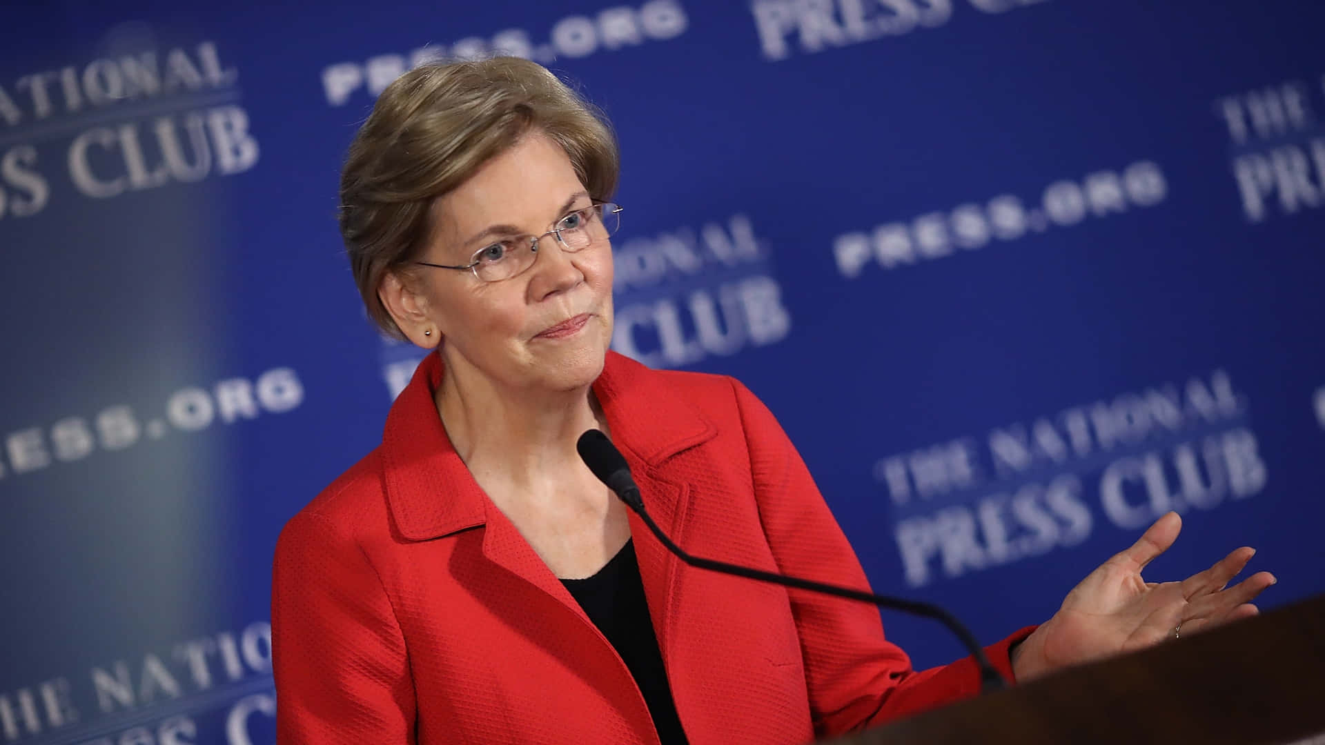Elizabeth Warren With The Press Background