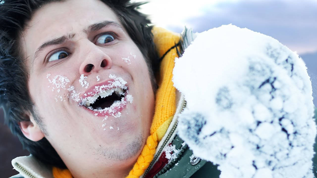 Elrubiusomg Enjoy Wintertime By Eating The First Snowfall! Background