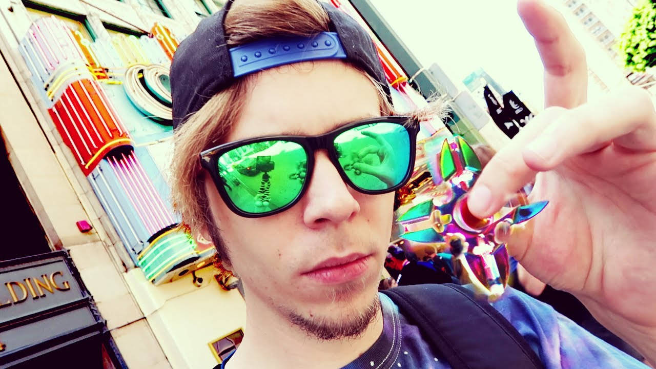 Elrubiusomg Wearing Tinted Sunglasses And Exuding A Chill, Laid-back Vibe Background