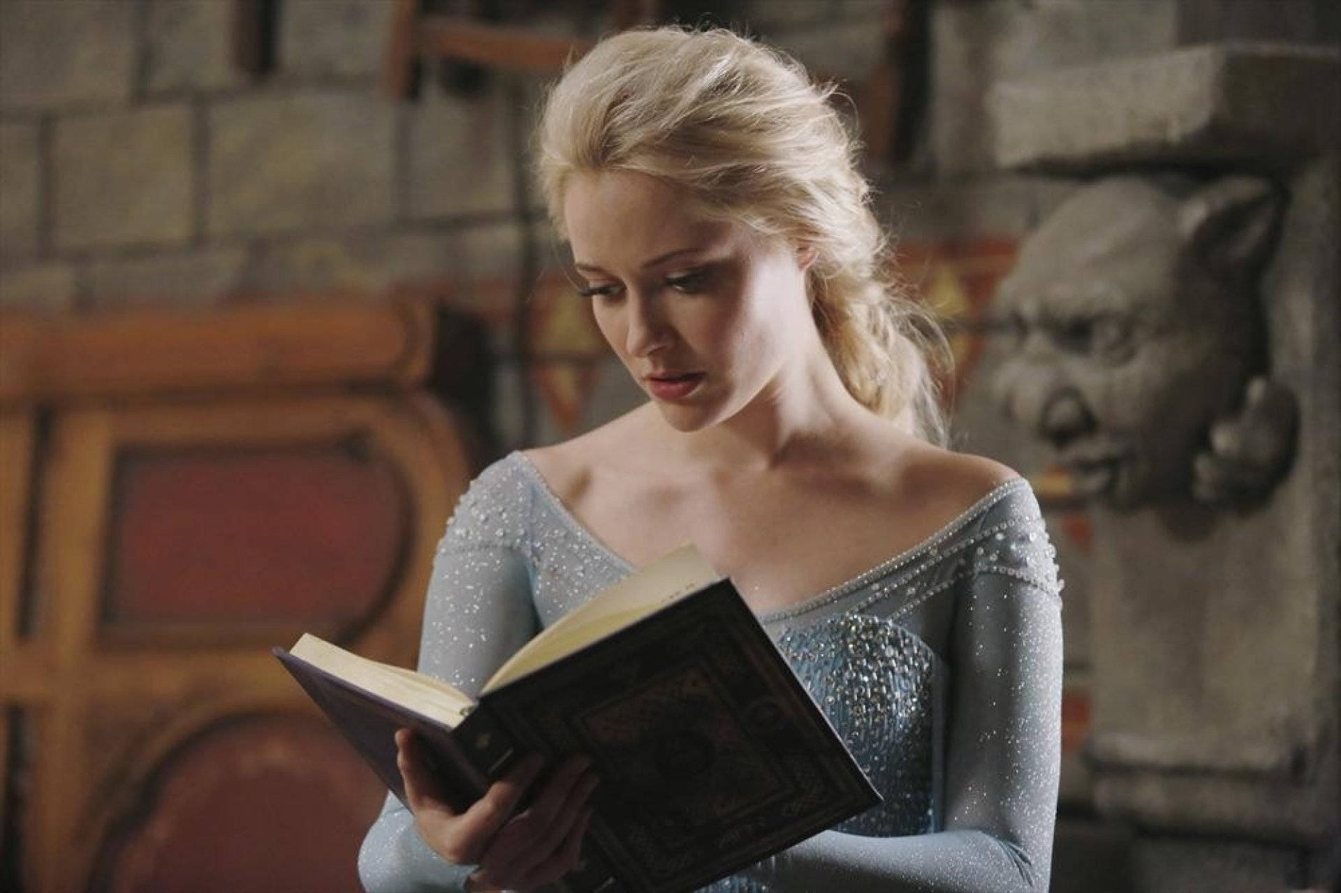 Elsa Reading A Book Background