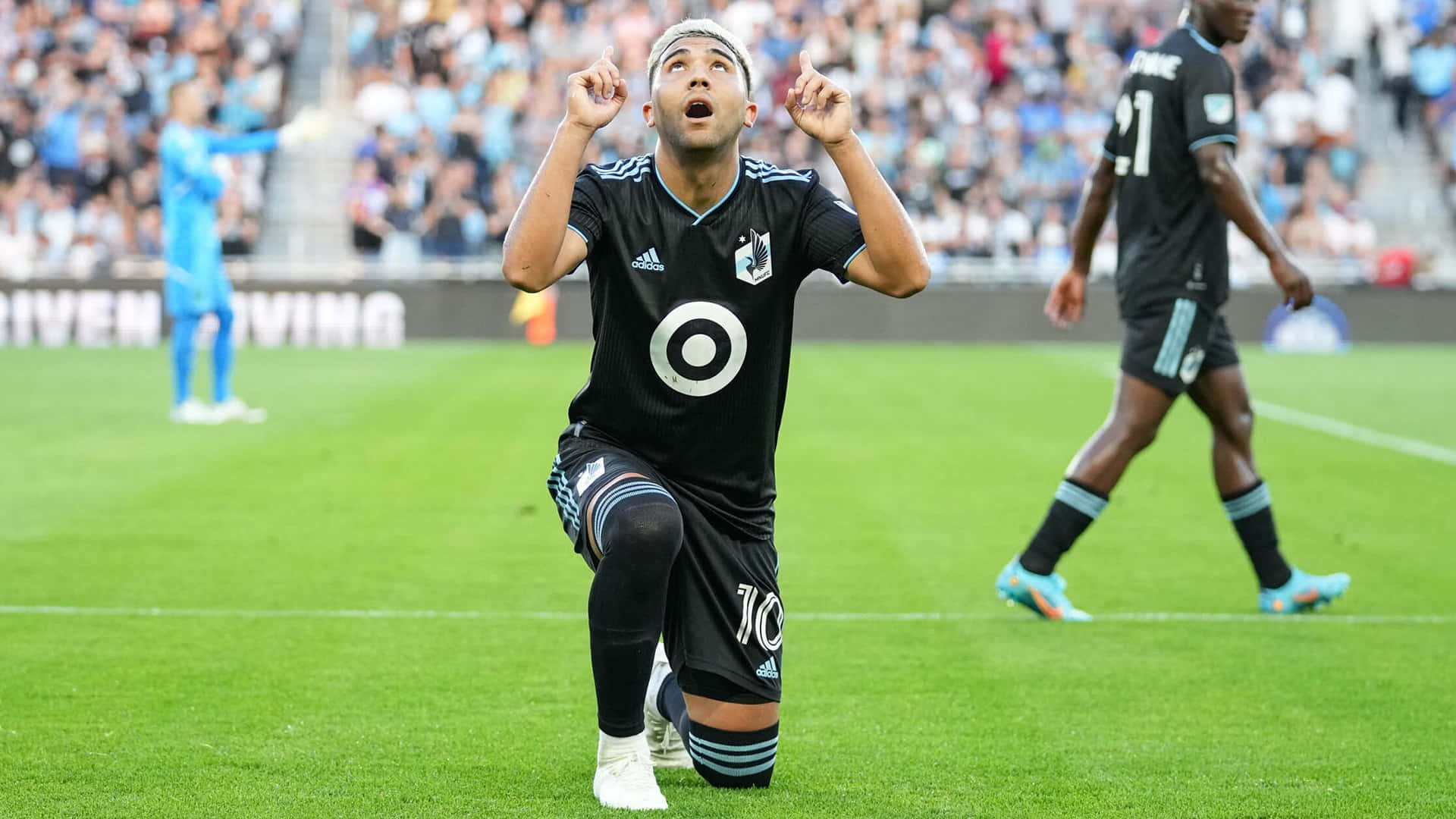 Emanuel Reynoso Football Poster Minnesota United Fc Background