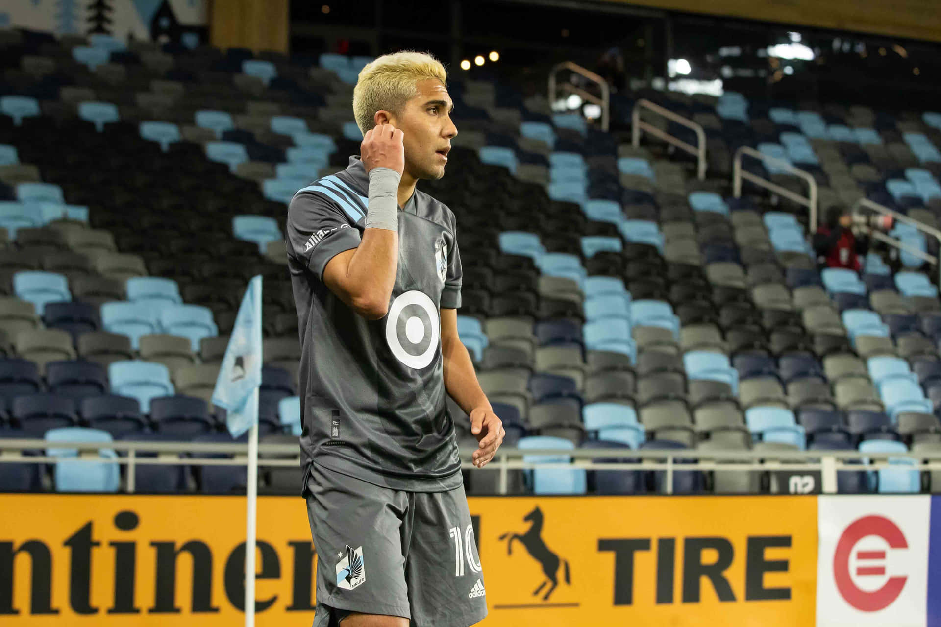 Emanuel Reynoso Playing Soccer Argentine Football Background