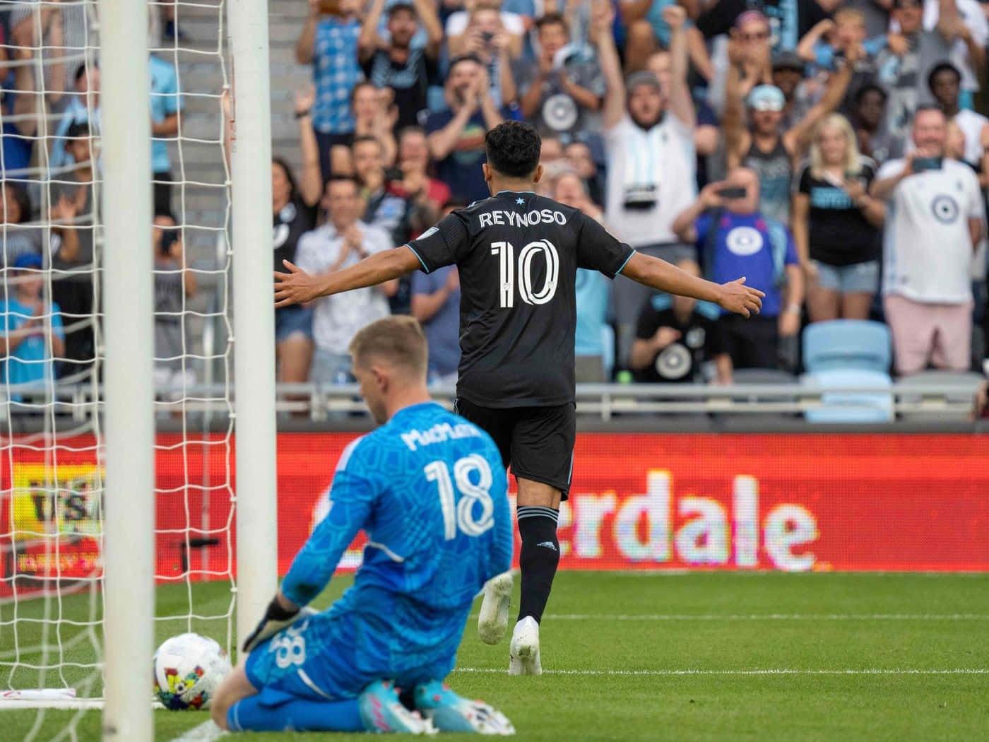 Emanuel Reynoso Scores A Goal Minnesota United Fc Background