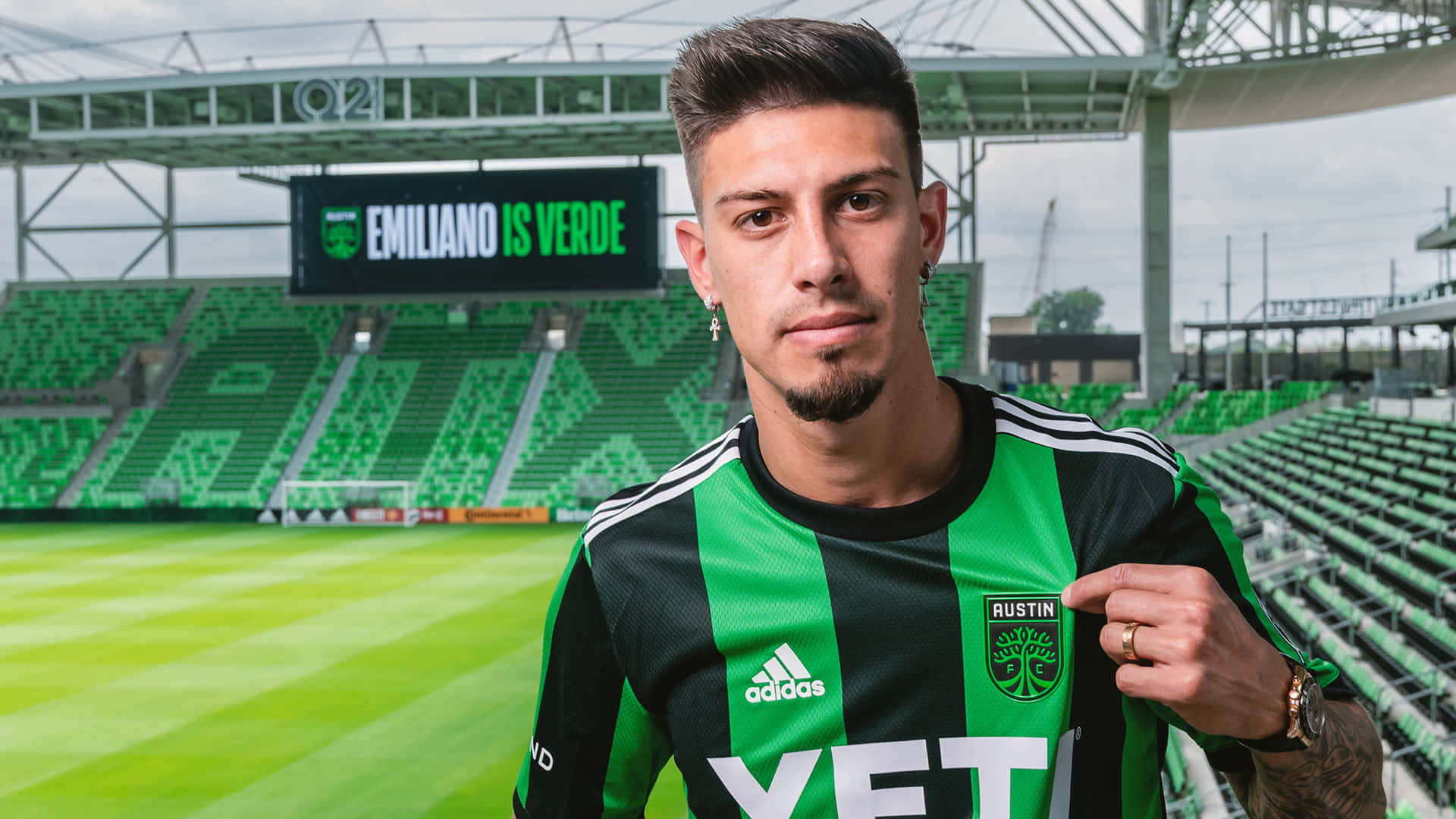 Emiliano Rigoni Arriving For A Game Background