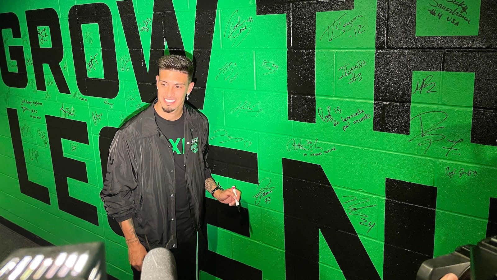Emiliano Rigoni Signing Wall Background