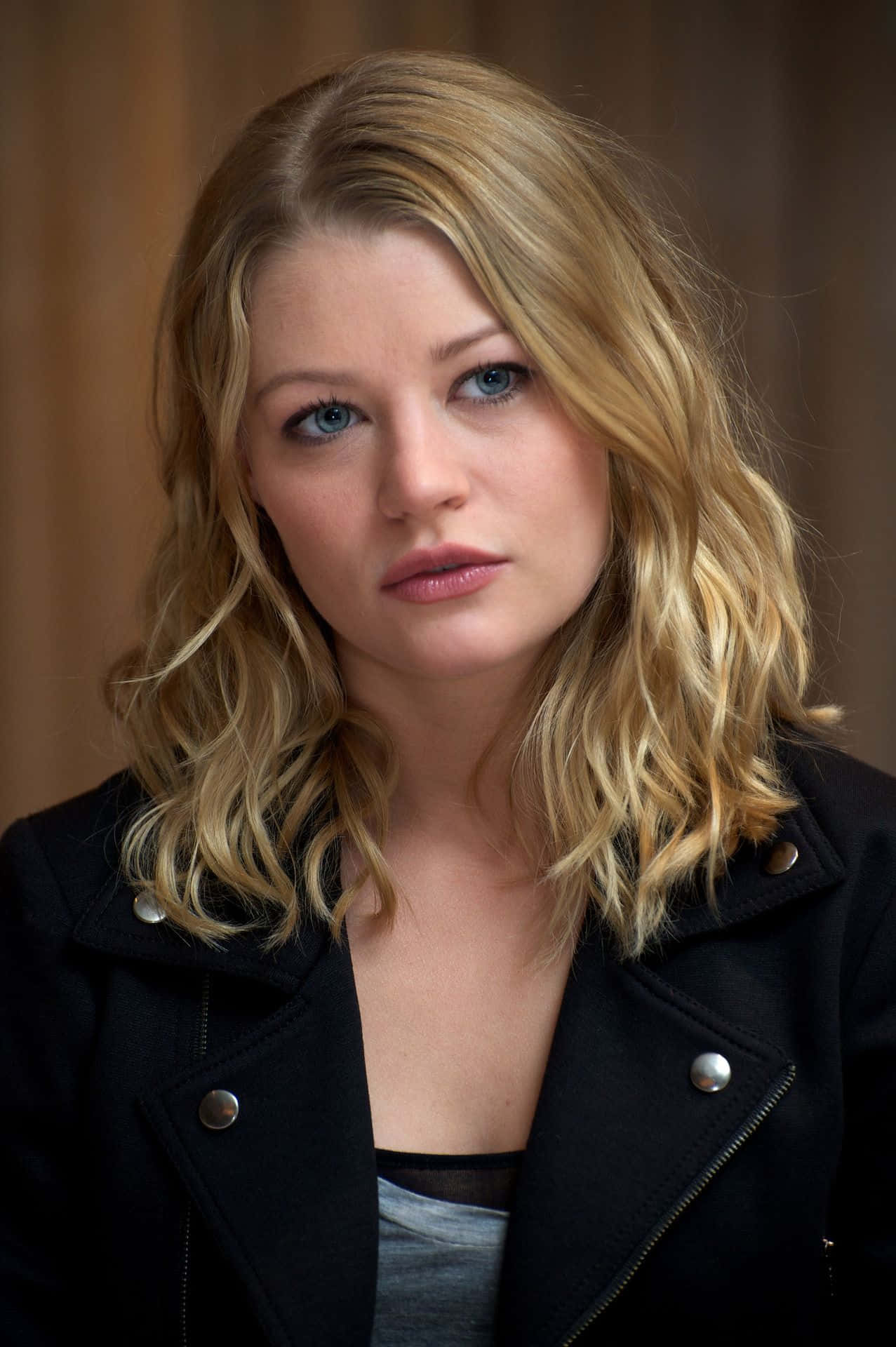 Emilie De Ravin Intense Gaze Background