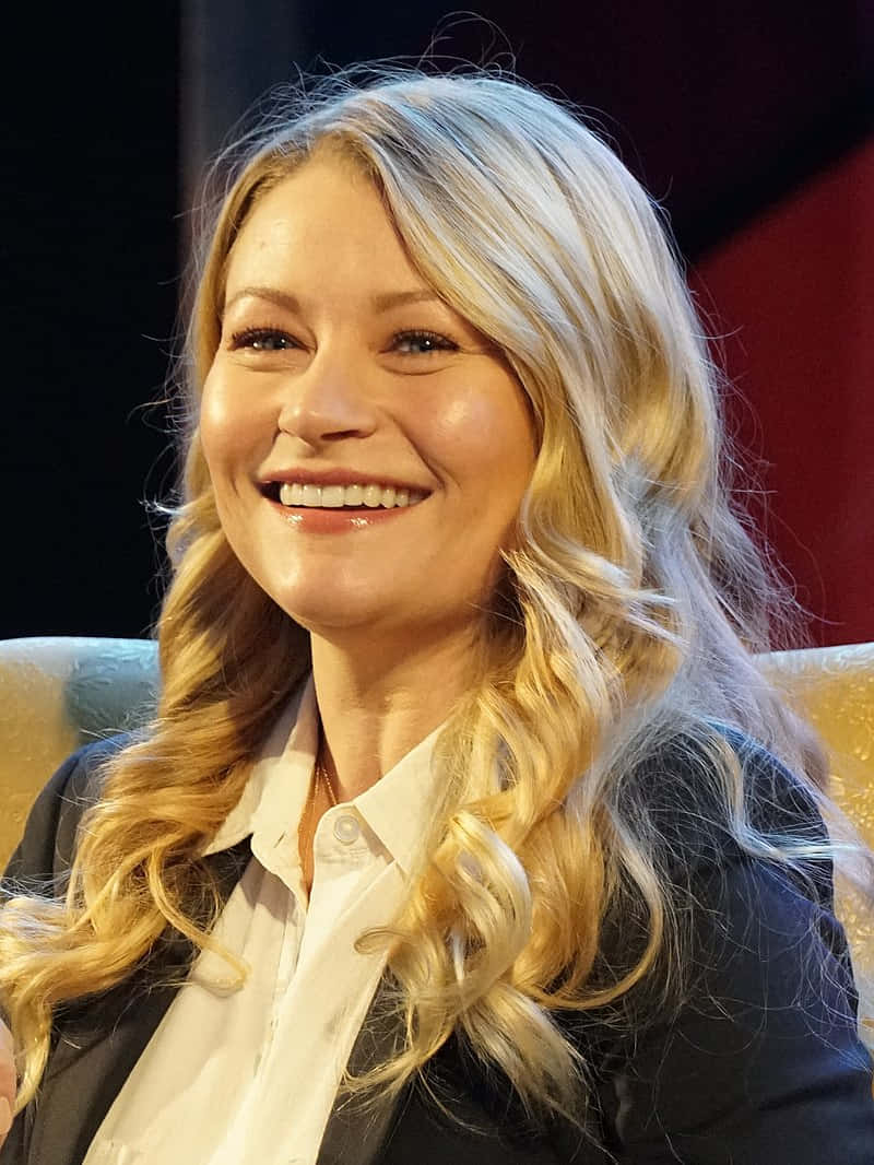 Emilie De Ravin Radiating Elegance At An Event Background