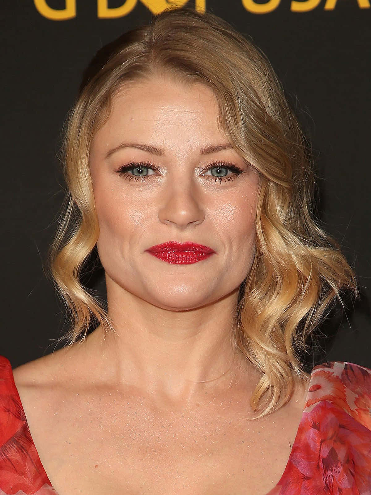 Emilie De Ravin Red Lipstick Portrait Background