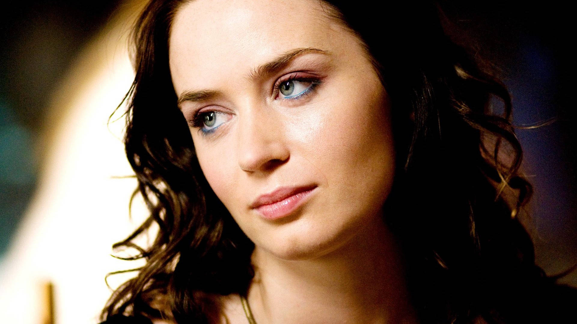 Emily Blunt Close-up Photography Background