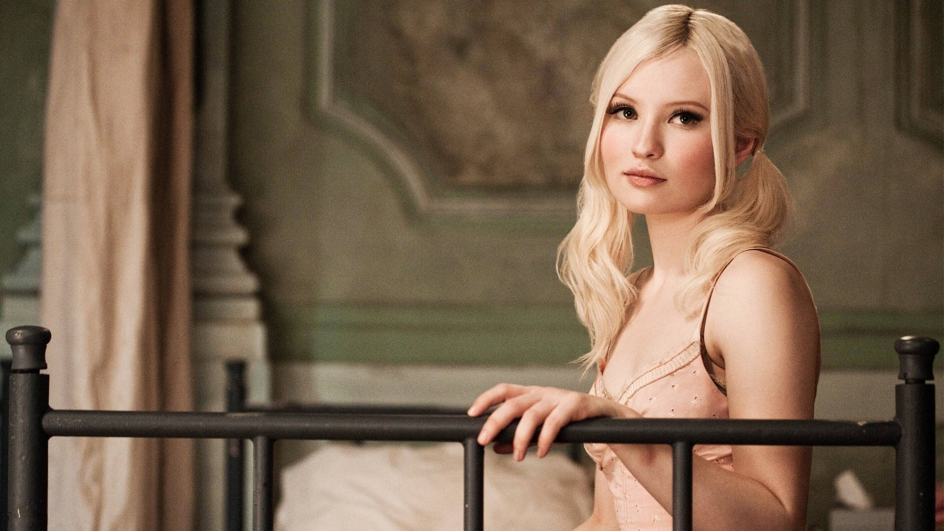 Emily Browning As Baby Doll In Sucker Punch Background